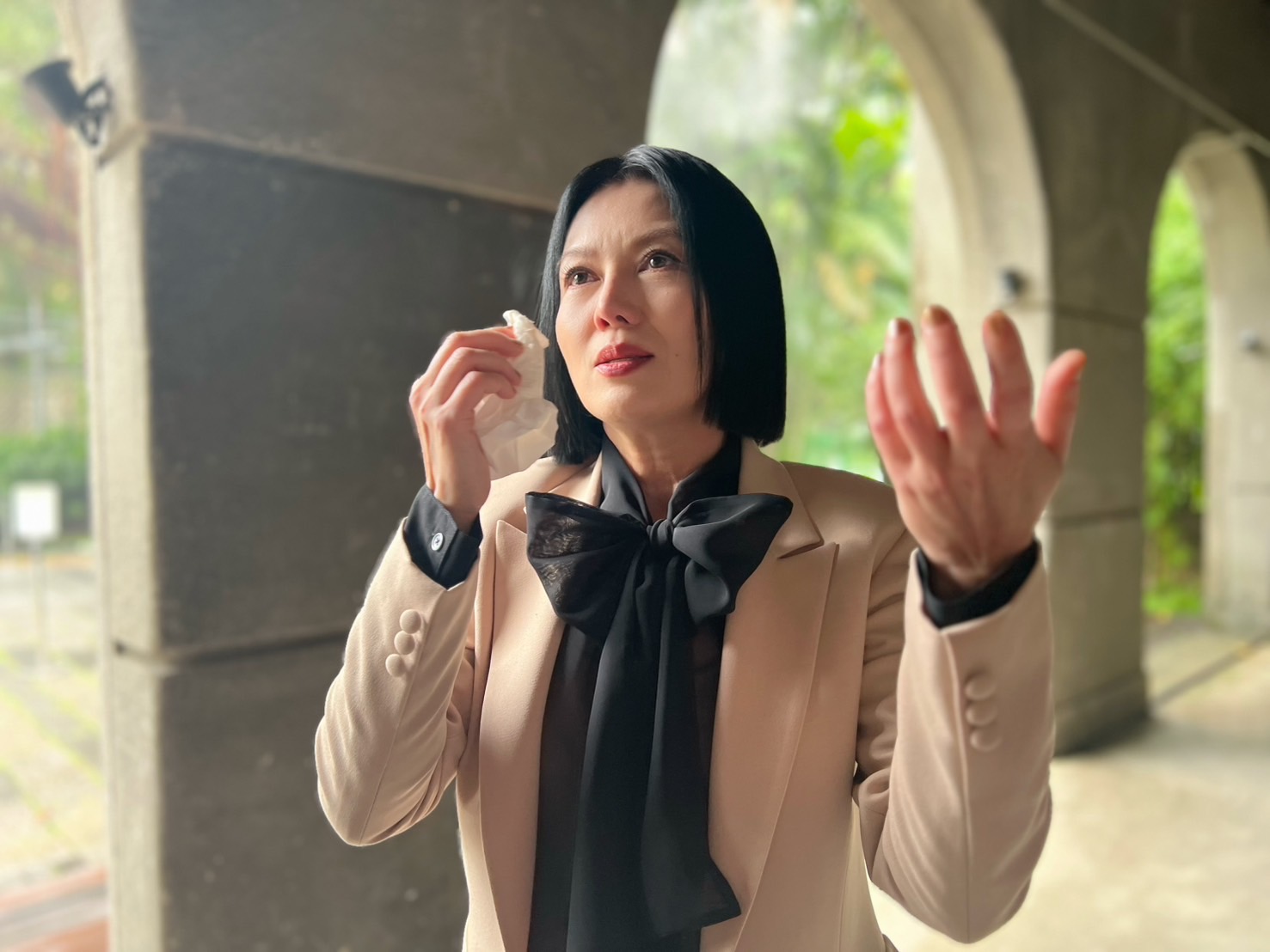 苗可麗談起父親，忍不住落淚。（爾傑提供）