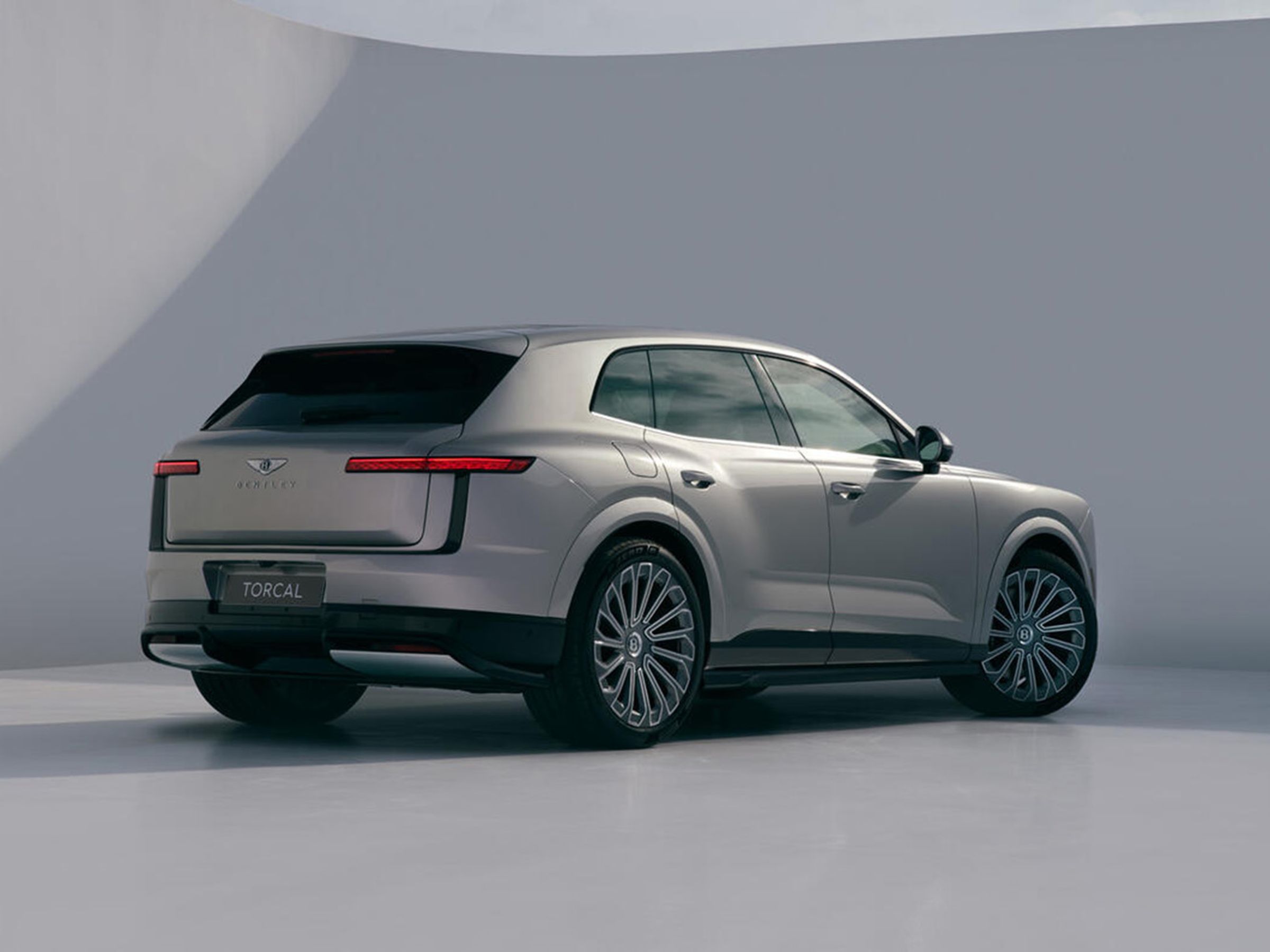 雖然車身線條和 Porsche Cayenne Electric 頗為類似,但原廠還是刻意營造「休息中的猛獸」姿態。
