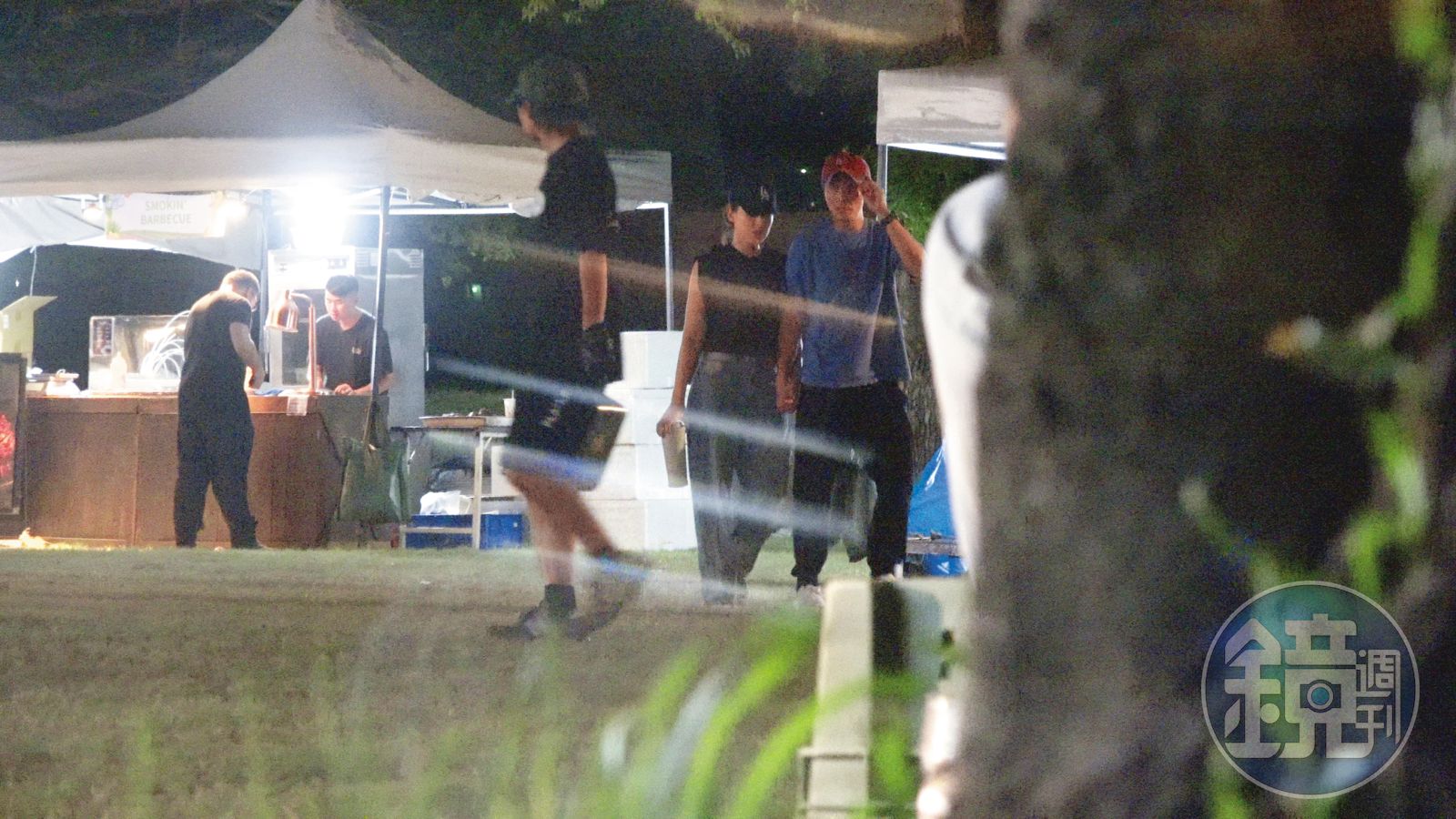 22：08 喝完啤酒、滿足粉絲合照要求後，小倆口十指緊扣回家