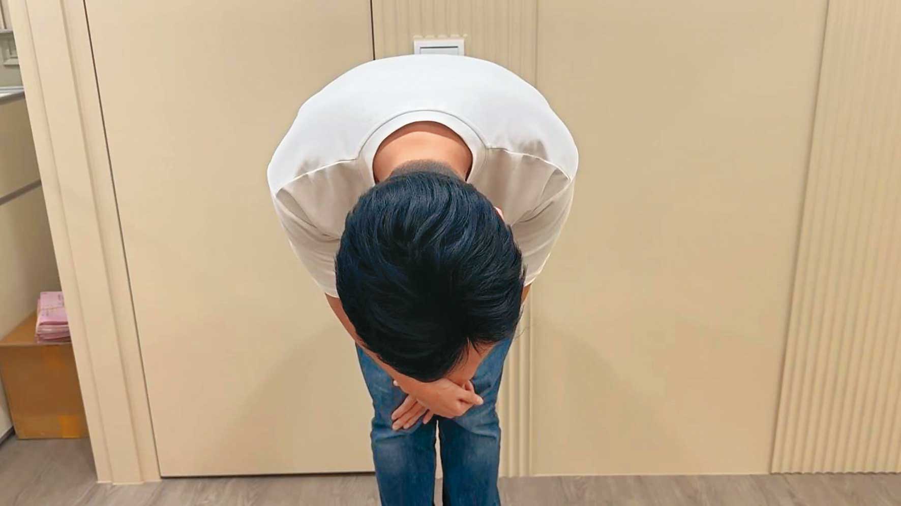 本月7日佀廣洋首度為霸凌事件,向當事人鞠躬道歉。(翻攝畫面)