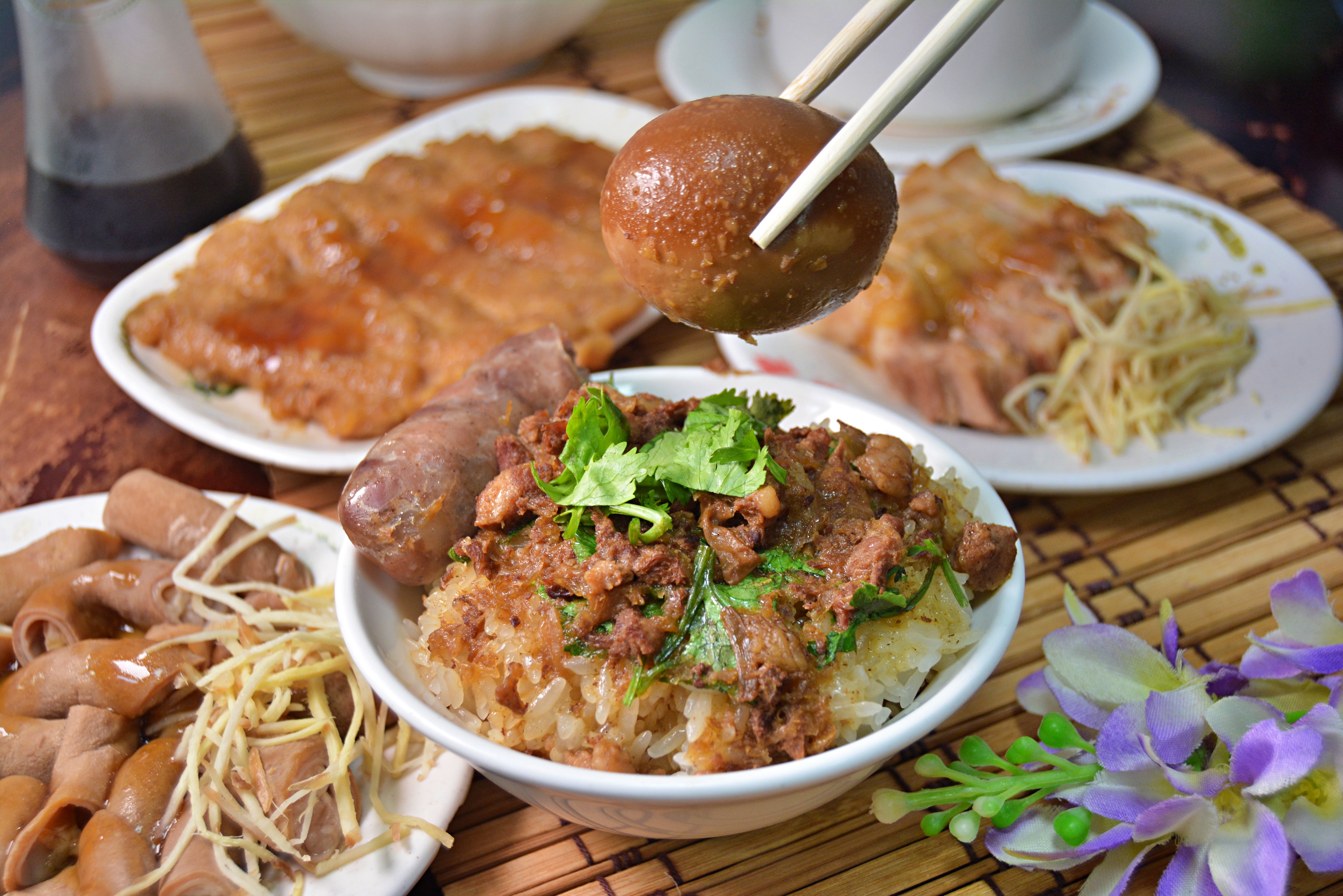 一碗米糕加條香腸，是不少「鹿港施米糕」常客喜愛的吃法。