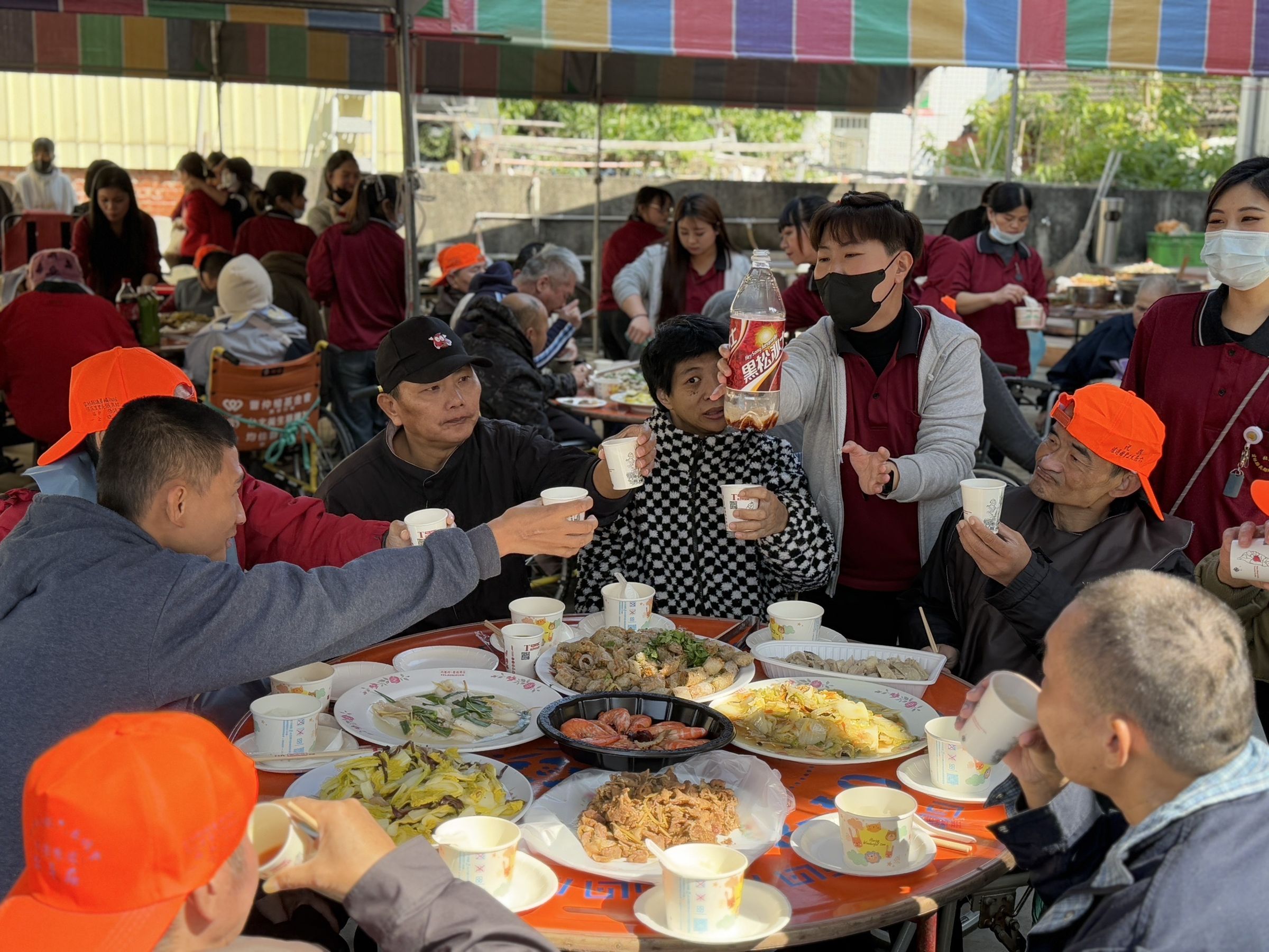 雲林身障養護中心今在斗六清天宮舉辦歲末尾牙。(雲林縣身心障礙養護中心提供)