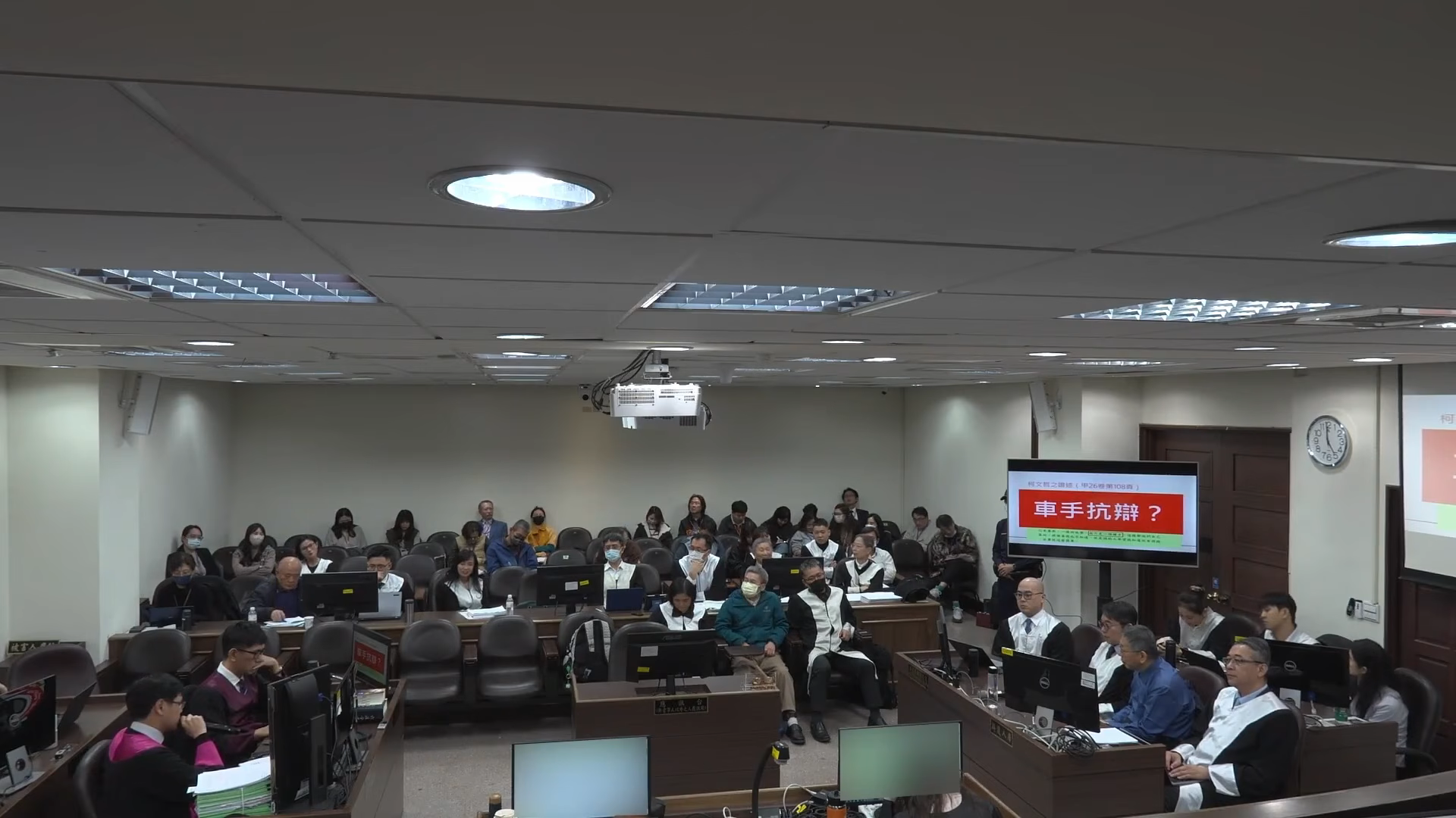 檢察官稱柯文哲在騎飛輪收錢,勉強算是「自行車手」,不會是車手。(翻攝自臺北地院刑事科YouTube)