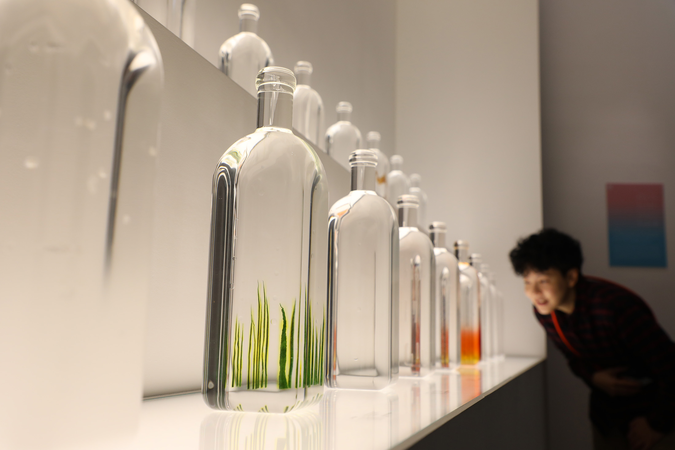 在雨展區,設計師在透明瓶中呈現日語中的雨景描述,詩意地轉化自然景觀。
