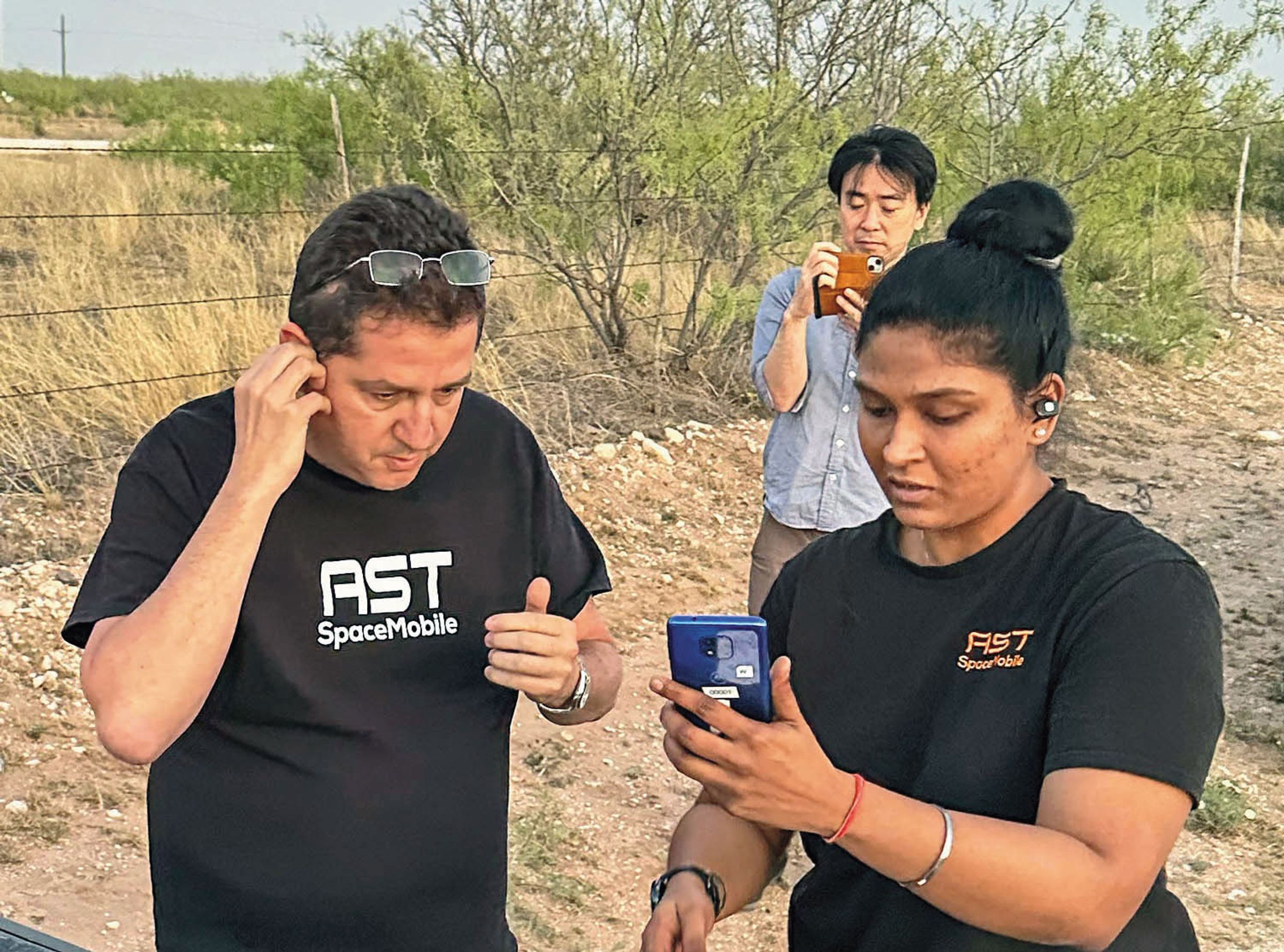 AST的衛星就像是太空的基地台,手機不需要改任何設置,就能直接連上衛星網路。圖為AST CEO Abel Avellan(左)與員工測試以手機連上衛星。(翻攝AST SpceMobile臉書)