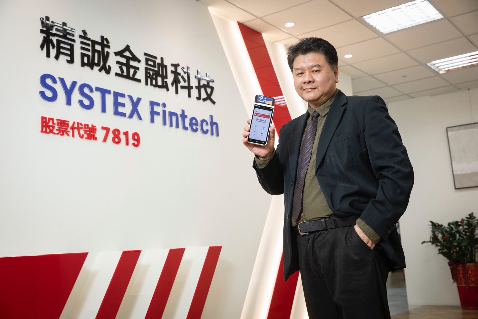精誠金融總經理黃華勇手握花三年時間研發的多元刷卡機，他形容好比電腦Windows，可以跑各種應用程式。「而且要用『送』的方式讓零售店使用。」準備逐鹿非現金支付的新浪潮。