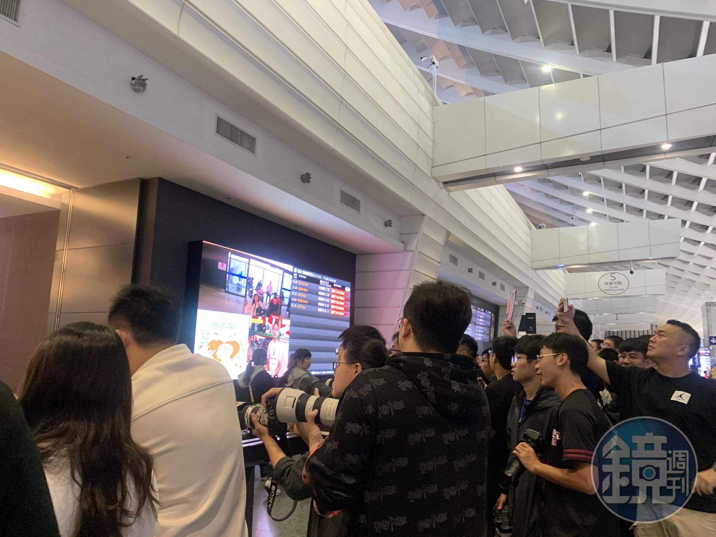 11日深夜的桃園機場接機大廳,有不少粉絲等待李晧禎抵台。