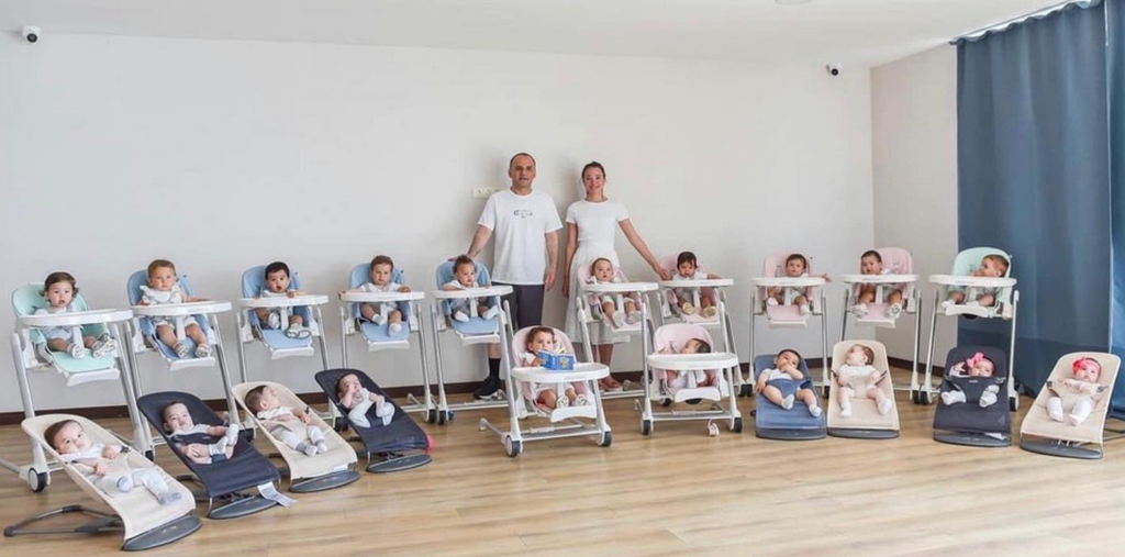 外國一對夫妻靠代理孕母一年生下21名小孩，全家福合照陣仗十分驚人。（翻攝X@Fresatanicart）