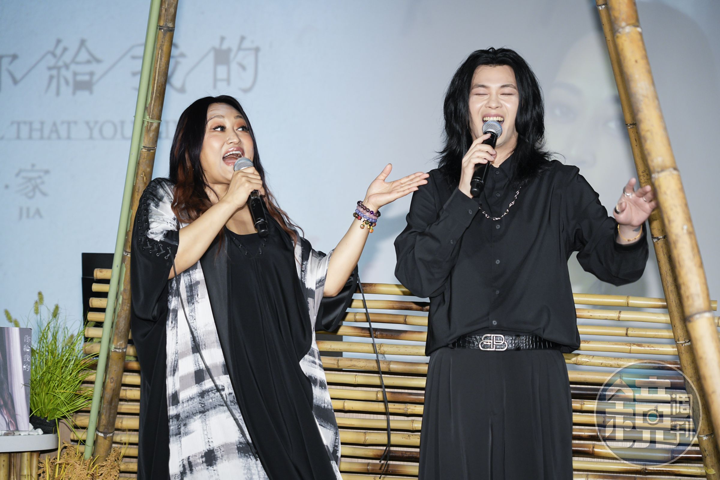 麋先生主唱聖皓送上寫滿「你呢」的禮物盒，也首度同台演唱完整版〈你呢〉。