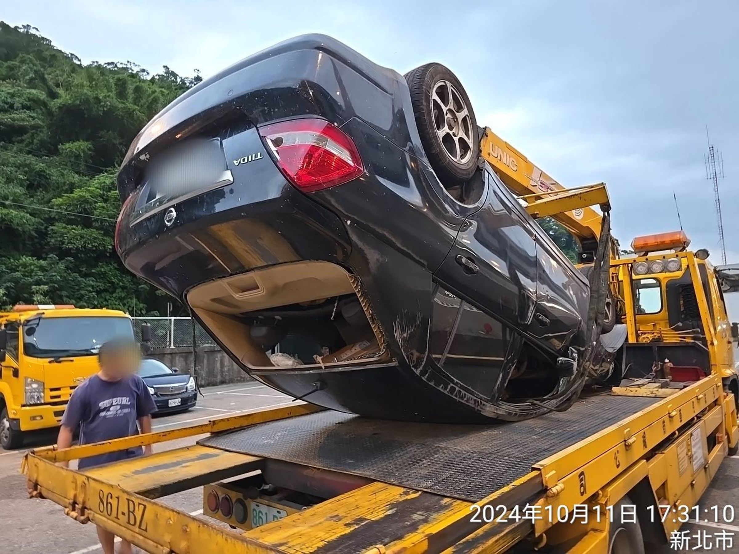 警方到場後連絡吊車將翻覆車輛拖離現場。（翻攝畫面）