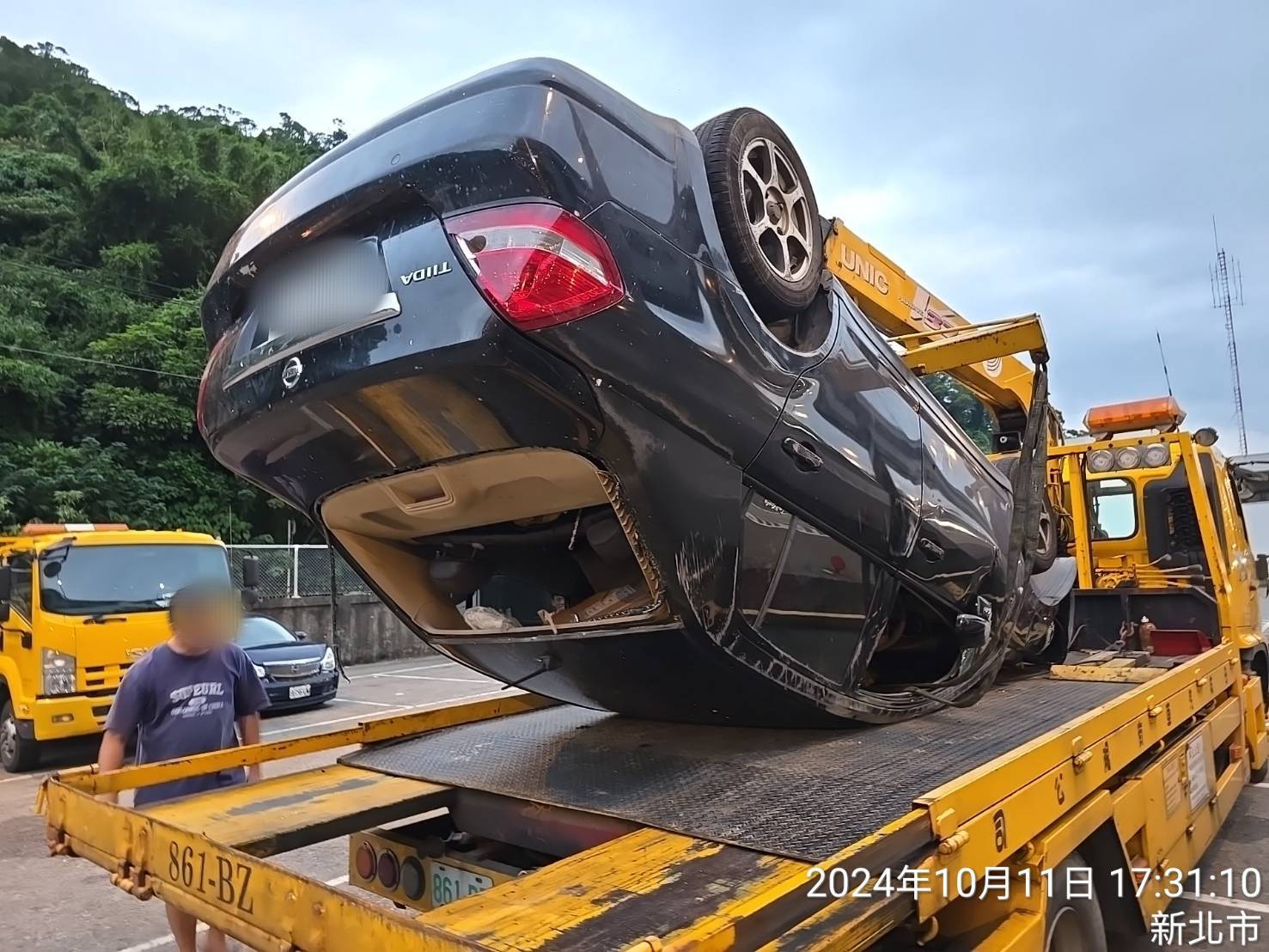 警方到場後連絡吊車將翻覆車輛拖離現場。（翻攝畫面）