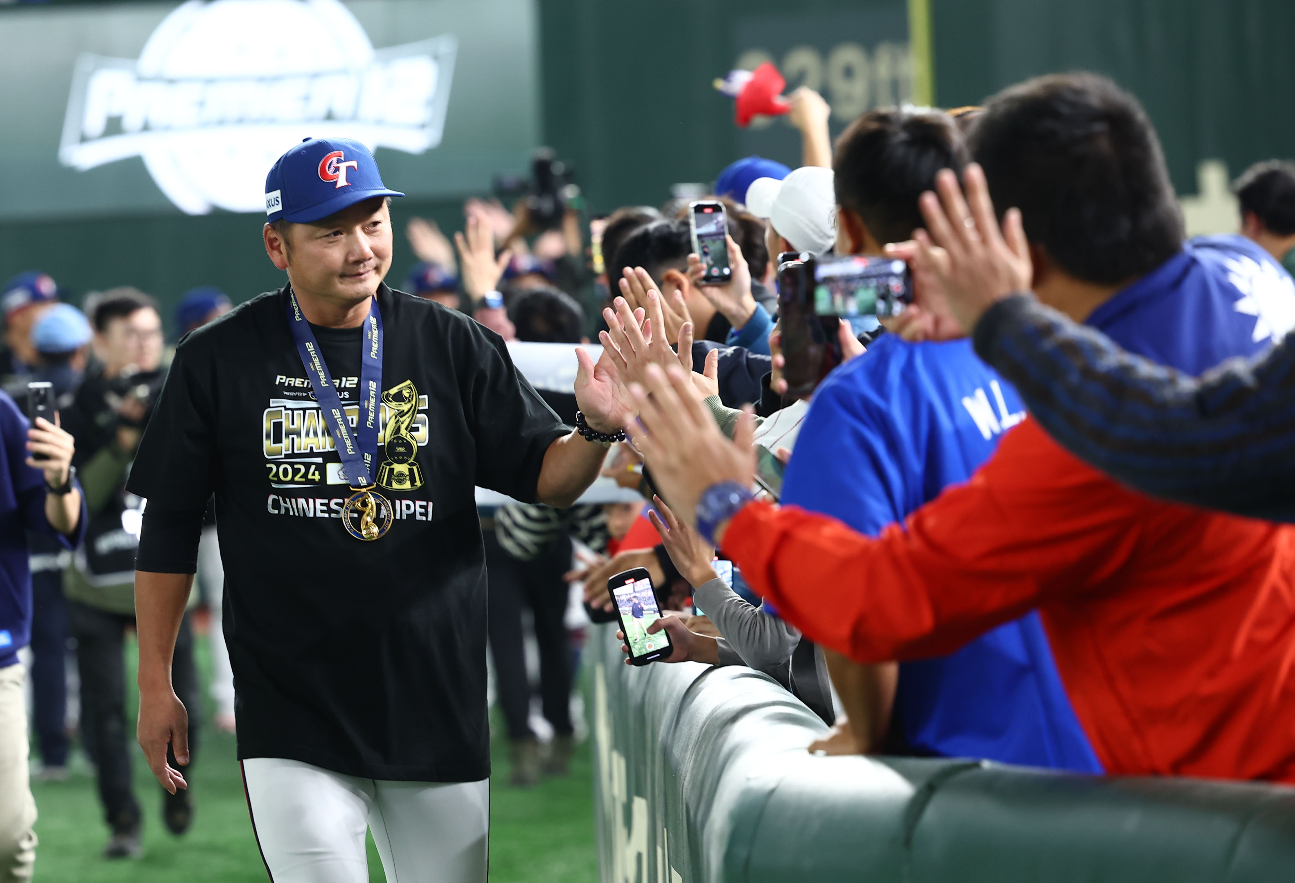 台灣隊婉拒在東京巨蛋開香檳慶祝，總教練曾豪駒表示，這是屬於日本職棒場地，「希望把這份喜悅帶回台灣去慶祝。」（中華棒協提供）