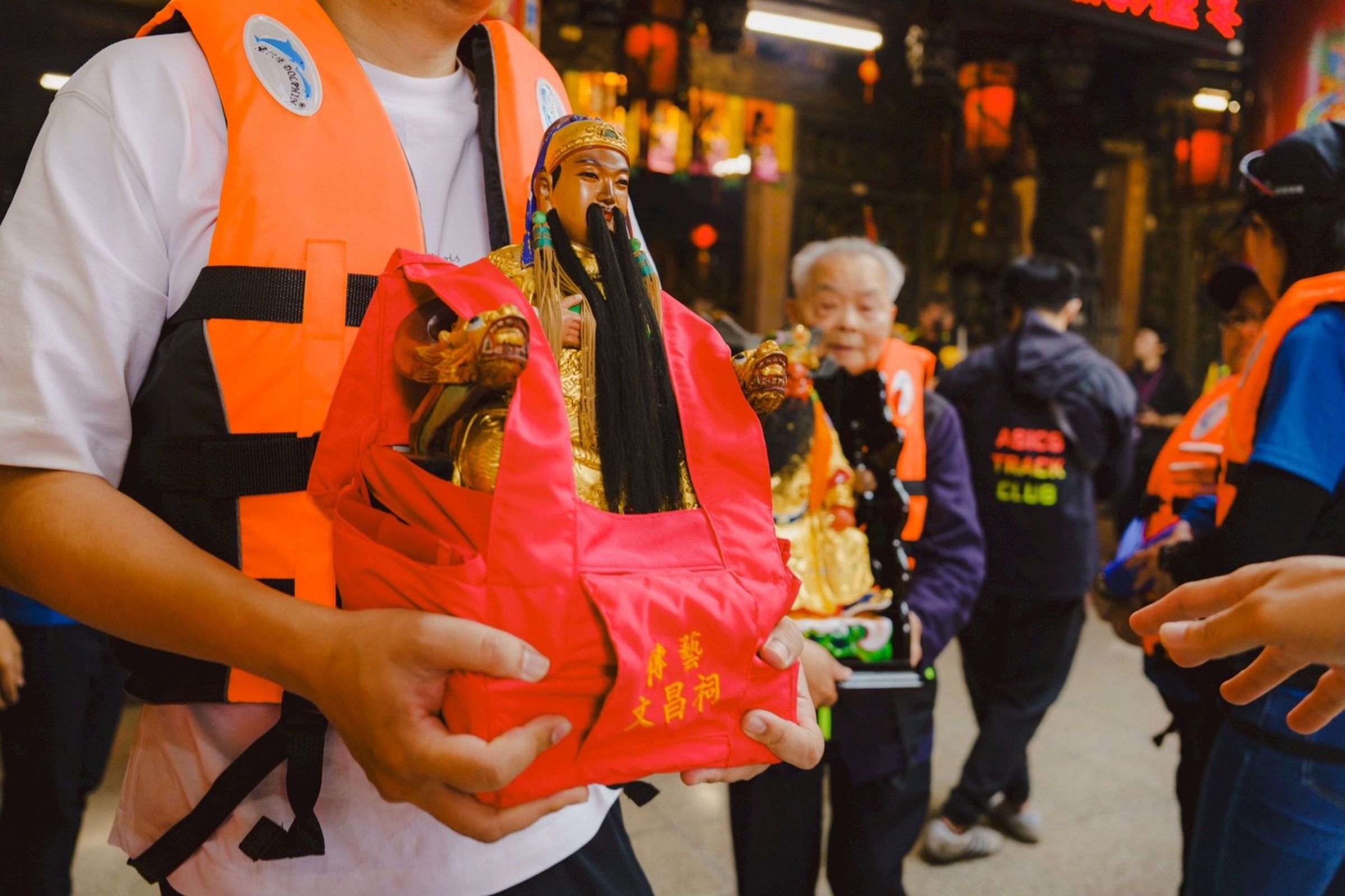 「傳藝文昌祠」為全台少數國立廟宇,此次適逢文昌帝君聖誕,眾神循冬山河搭船入園,象徵祝福順流匯聚,也展現流域文化的交流與共鳴。(全聯提供)