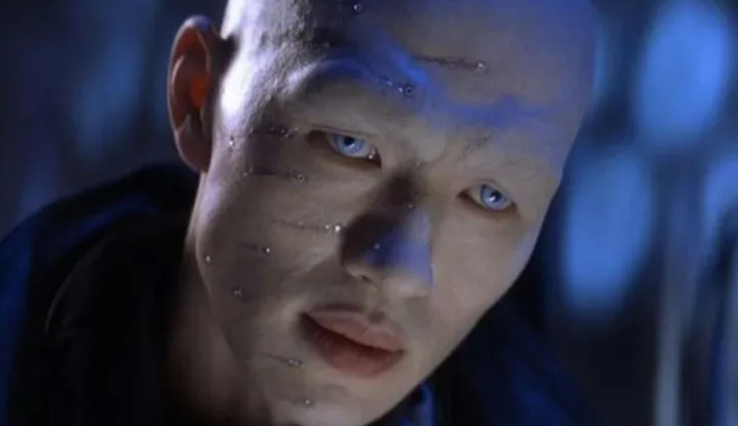 網友說瓊斯的鑽石義眼看起來就像龐德電影裡的反派。（翻攝畫面）