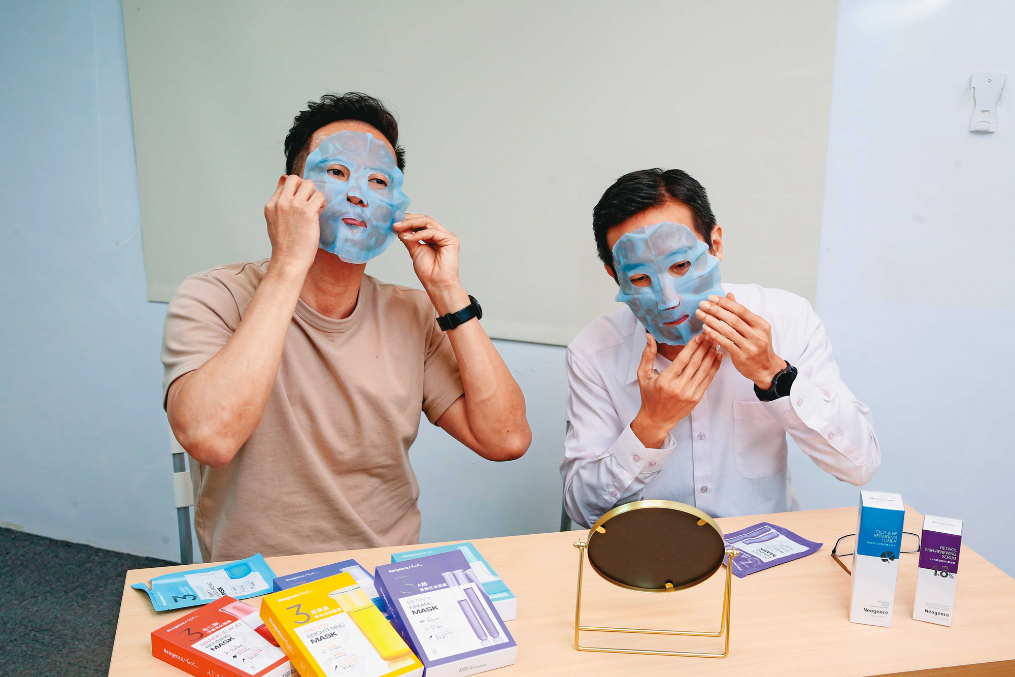 研發出新品時,謝玠揚(左)與蔡松霈(右)會先試用,2人平時在辦公室也會敷面膜保養。
