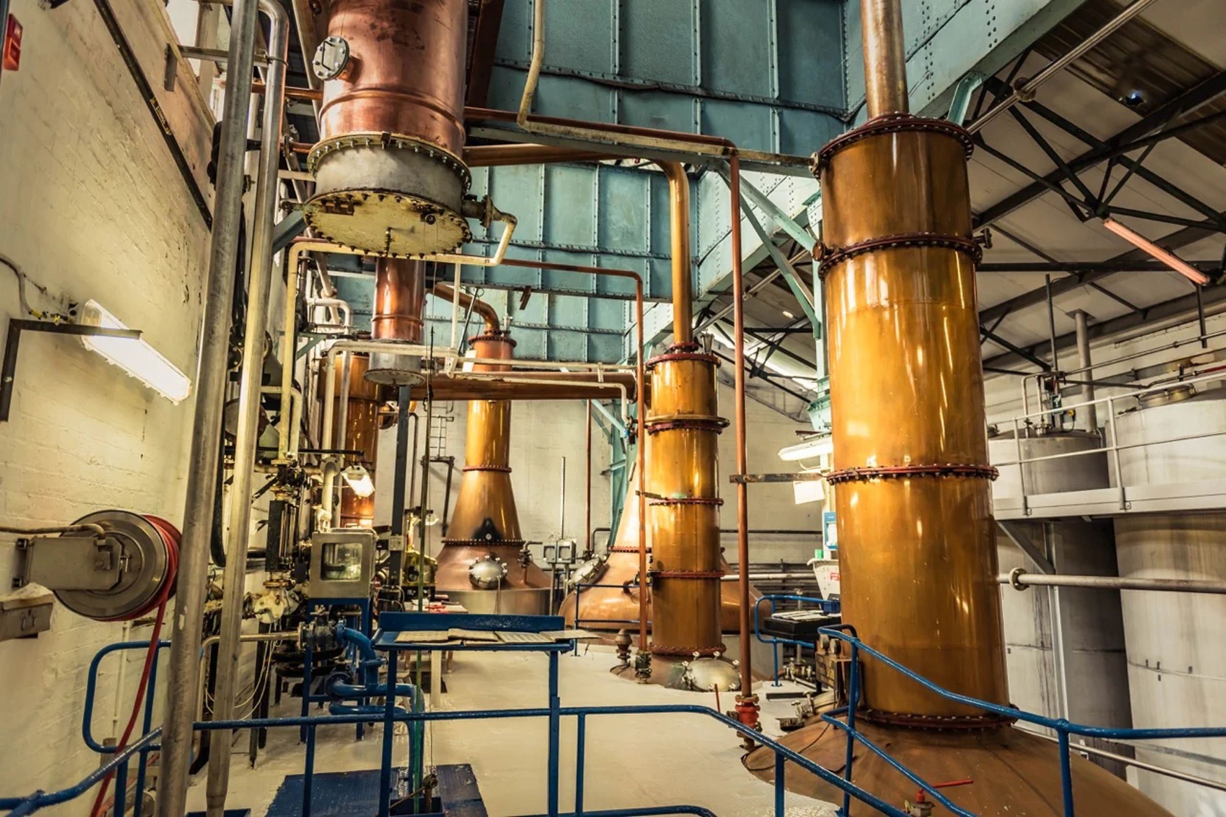 直頸壺式蒸餾器的構造，結合壺式蒸餾器的基底與直立頸部。