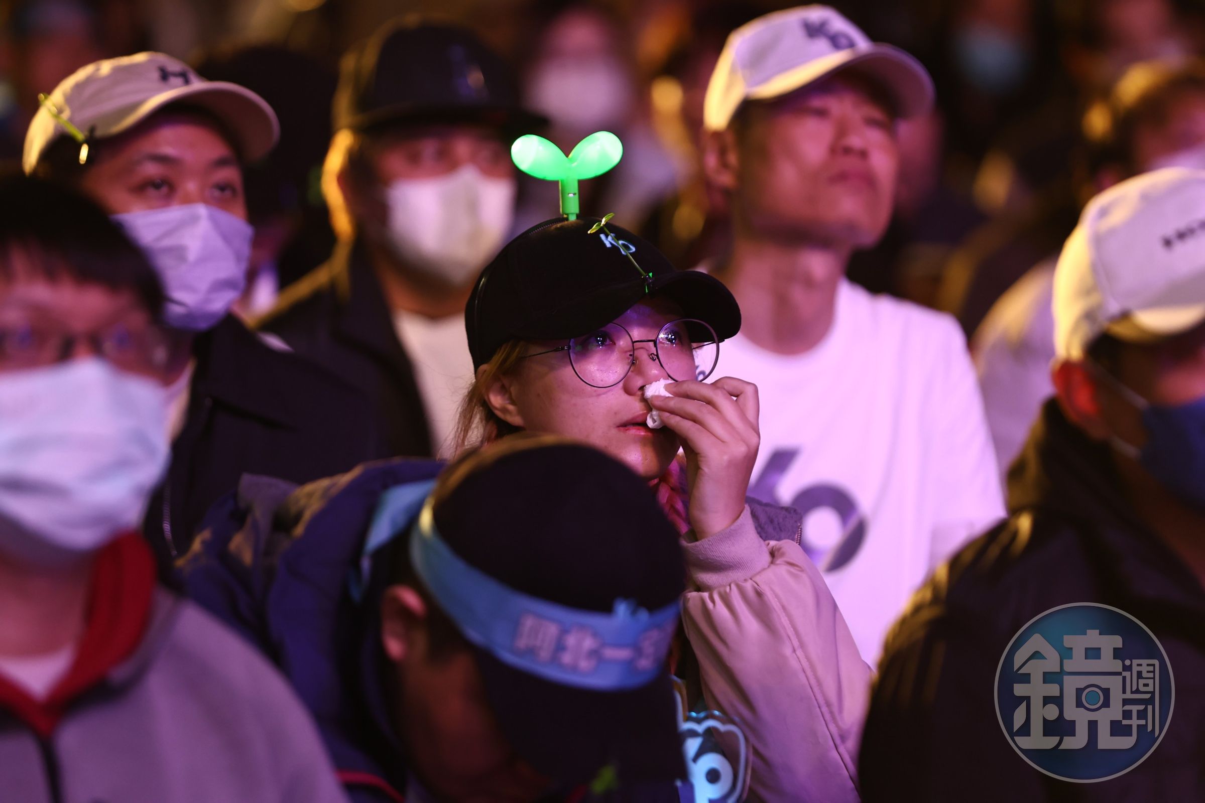 柯文哲得票率落後,支持者難過落淚。