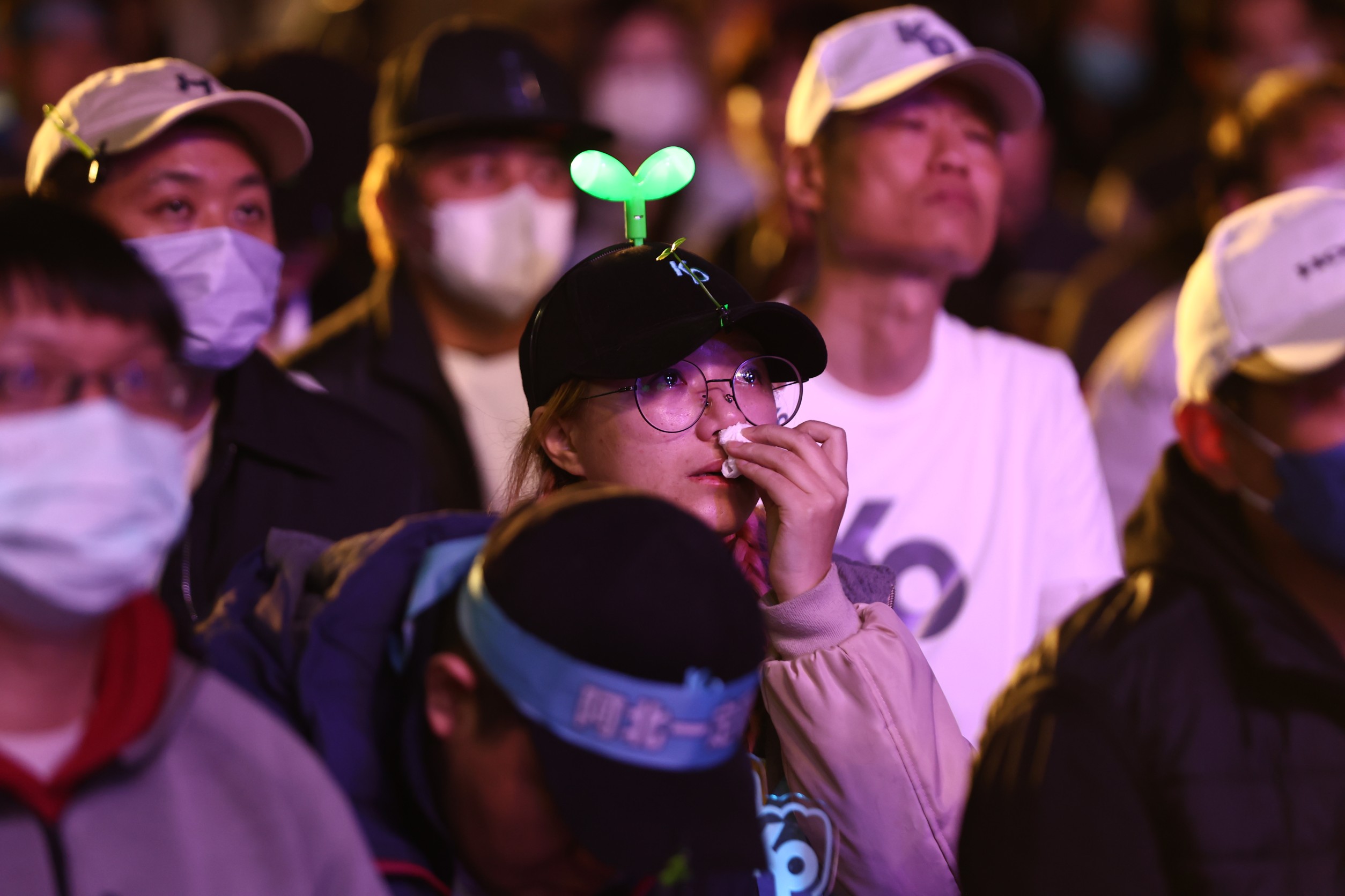 柯文哲得票率落後，支持者難過落淚。