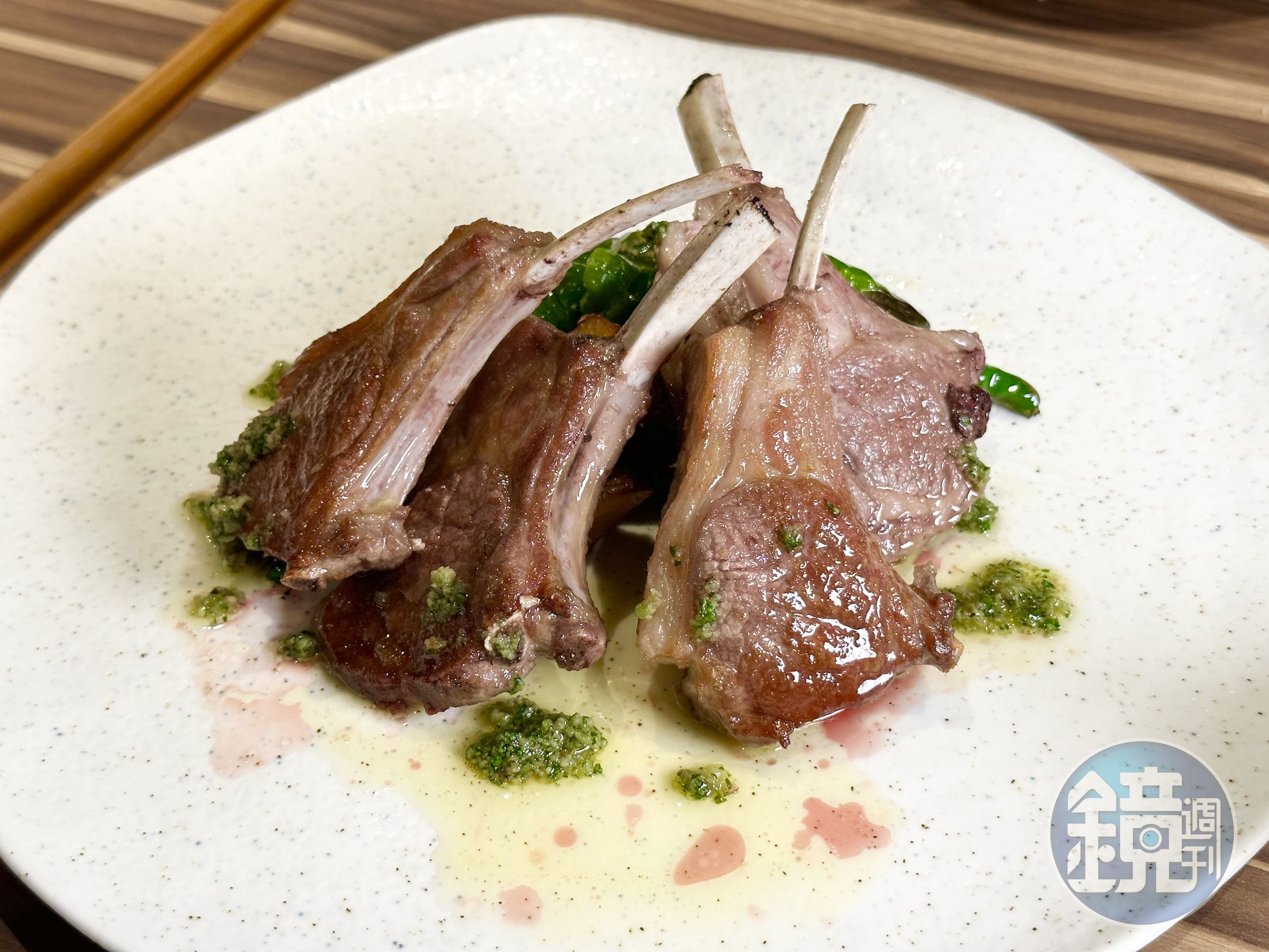 「小羔羊排」以馥郁的香草醬汁拉提羊排肉香,檸檬果味畫龍點睛。(1,680元/份)