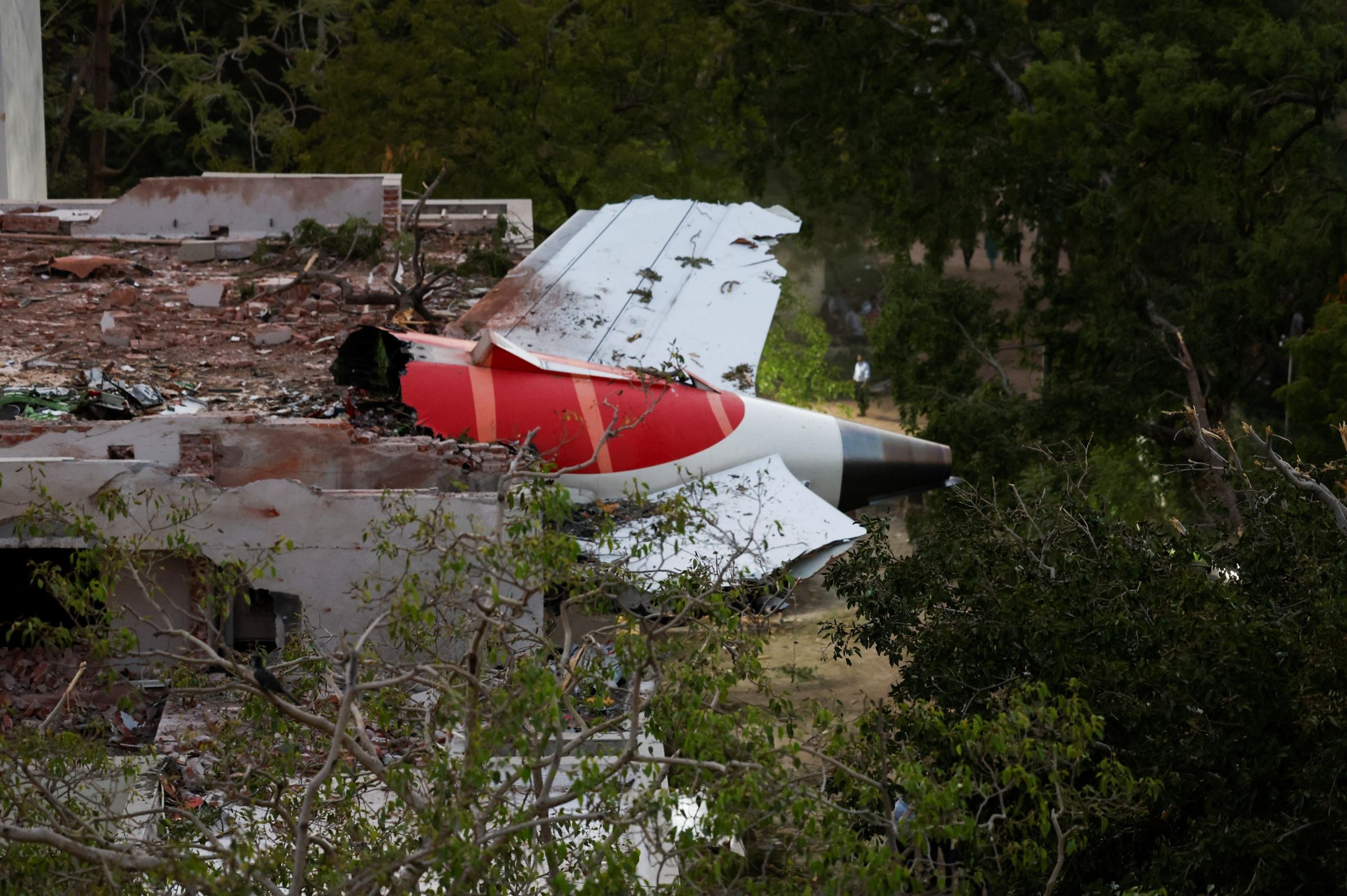 印度航空班機AI171昨從機場起飛後墜毀,至今僅傳出1人生還。(翻攝自@AristeguiOnline X)