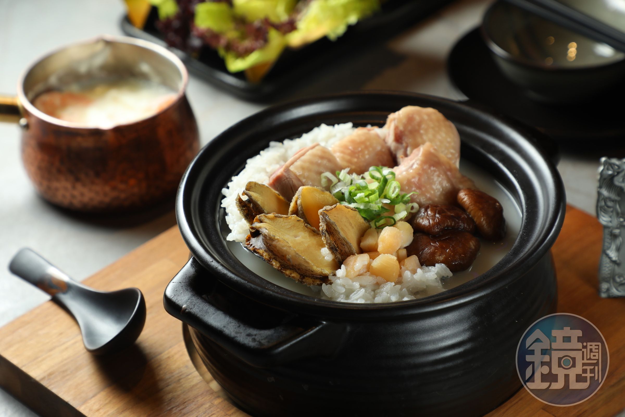 「鮑魚土雞粥」滋味是燉熬的雞湯加上鮑魚鮮味。（880元／小鍋、1180元／中鍋、1480元／大鍋）