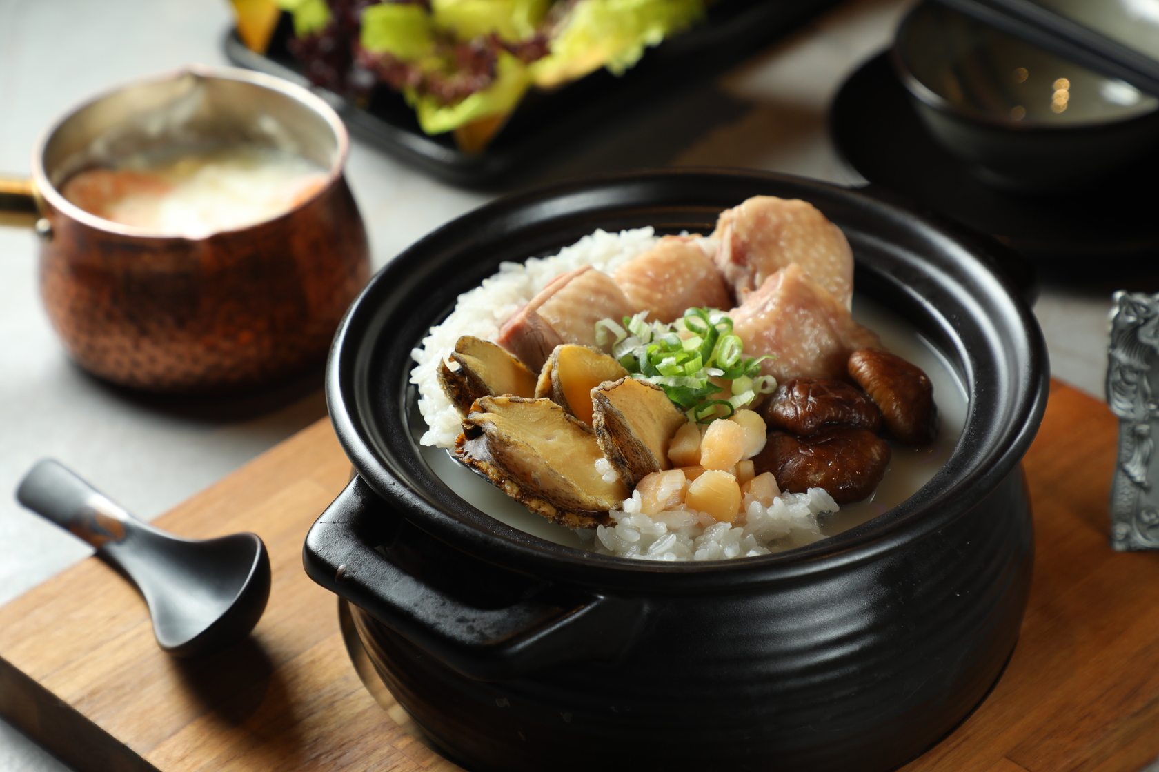 「鮑魚土雞粥」滋味是燉熬的雞湯加上鮑魚鮮味。（880元／小鍋、1180元／中鍋、1480元／大鍋）