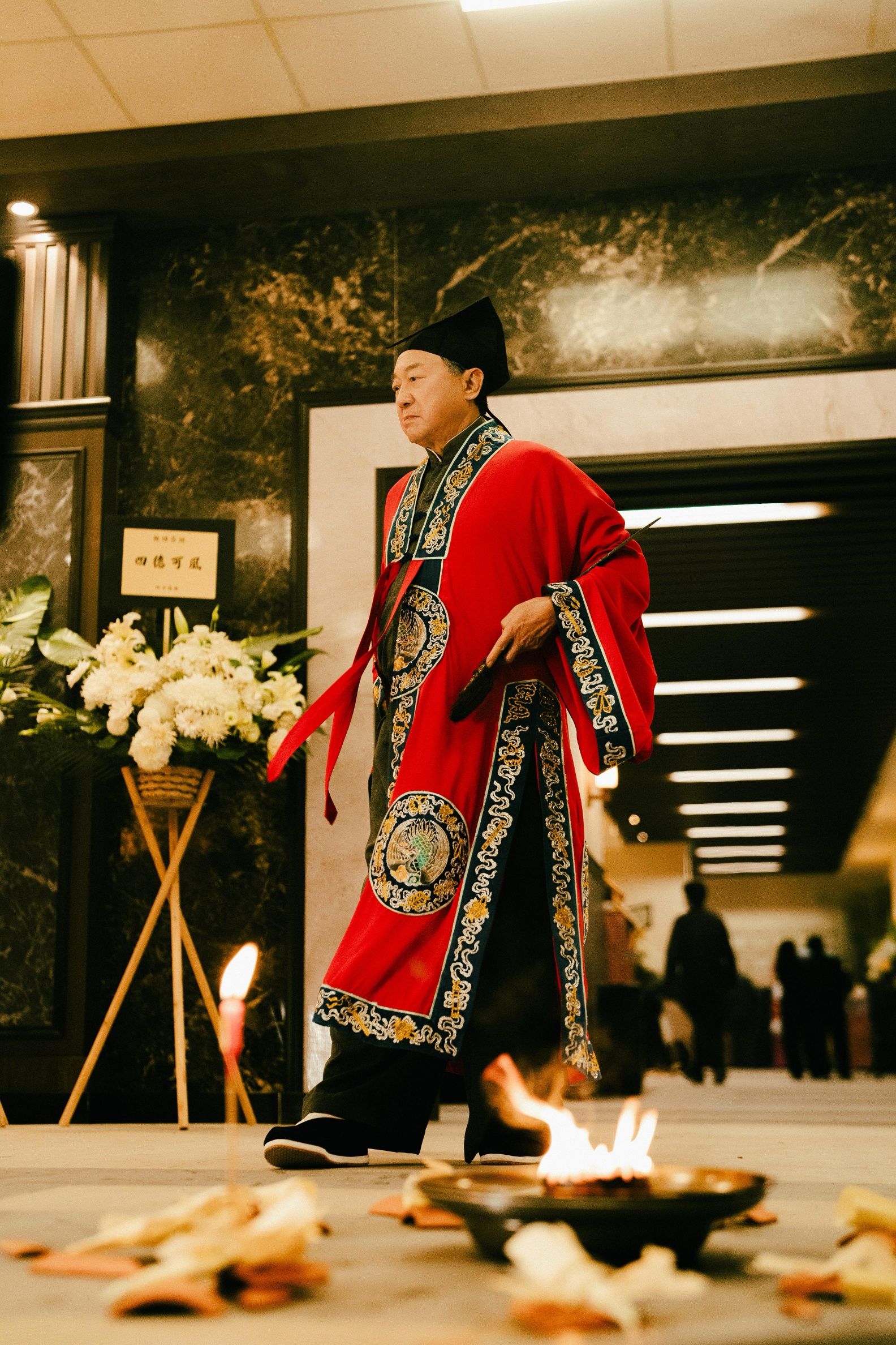 82歲的許冠文為戲特學破地獄儀式。（華映提供）