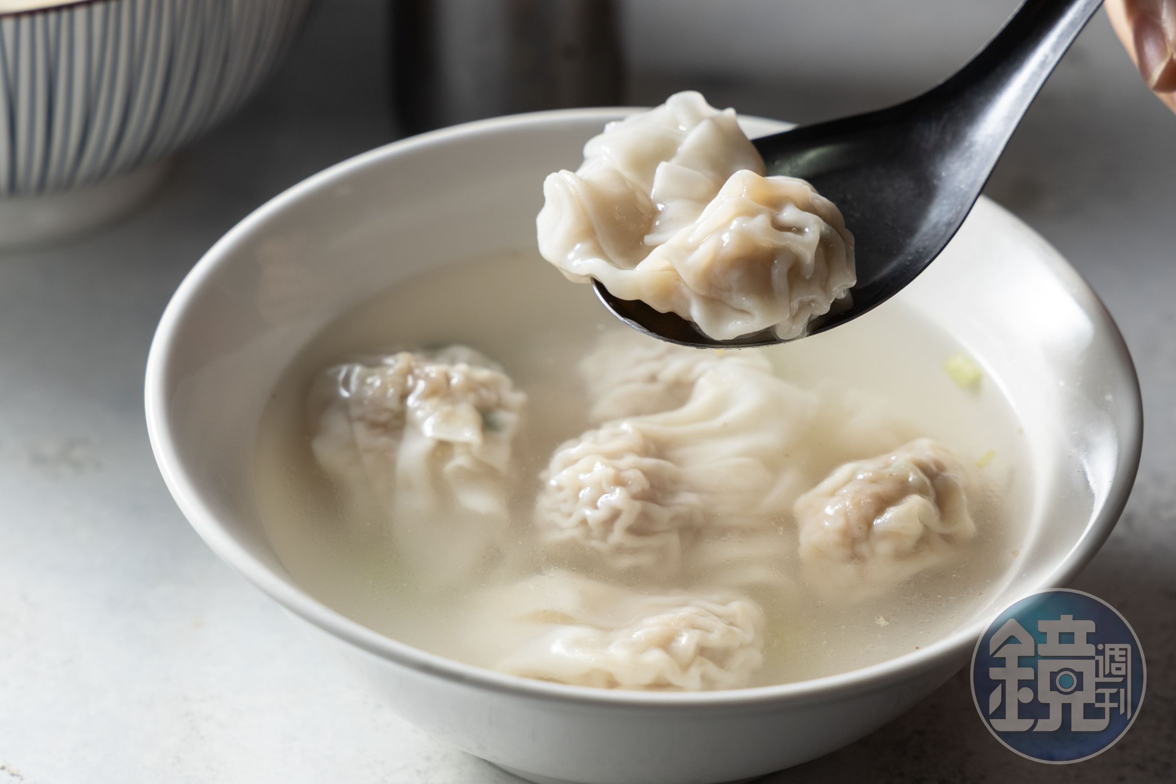 我媽媽愛吃他家的「餛飩湯」，肉餡軟嫩鮮美。（50元／碗）