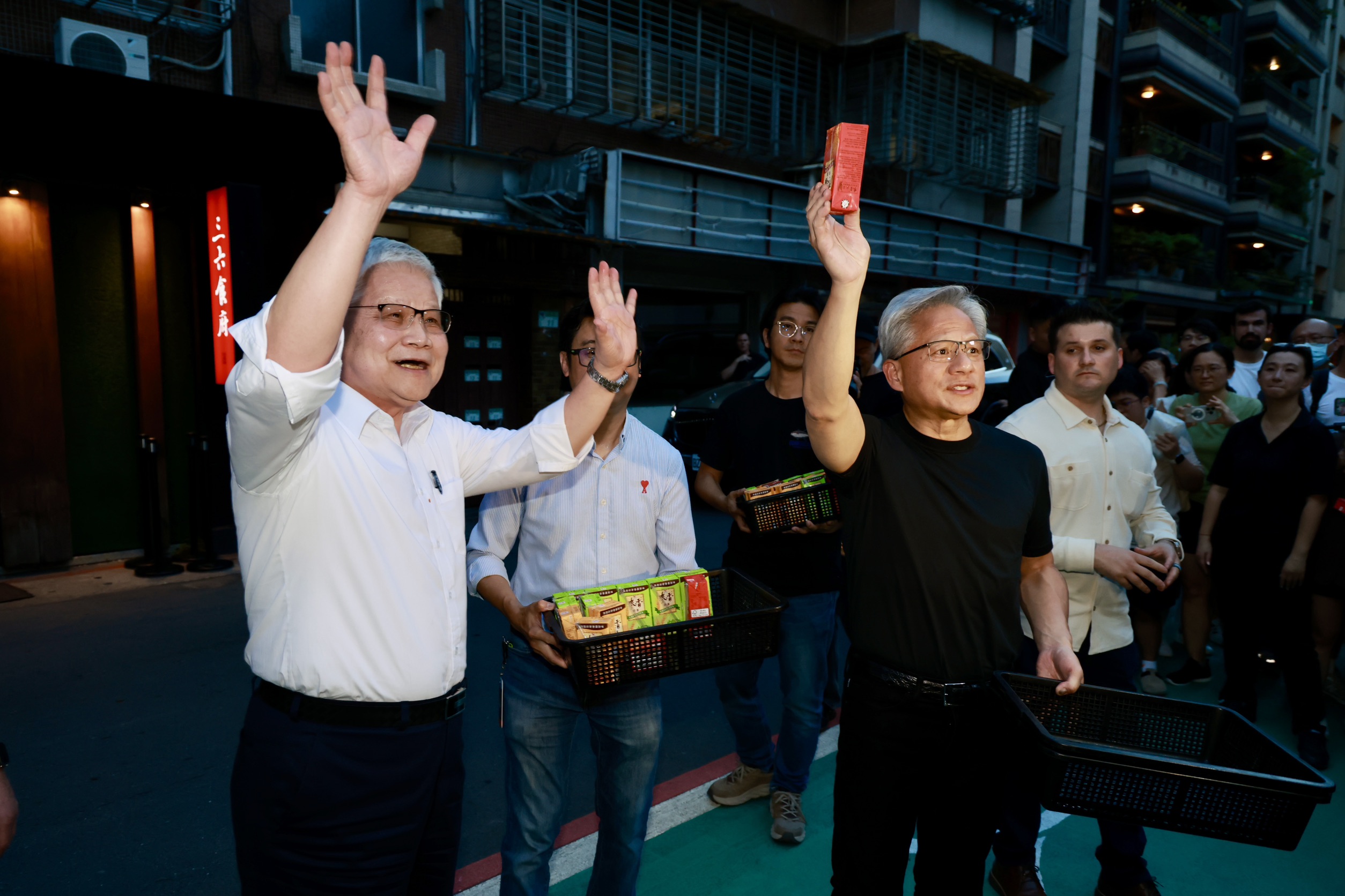 輝達執行長黃仁勳26日晚上與台積電董事長魏哲家餐敘。