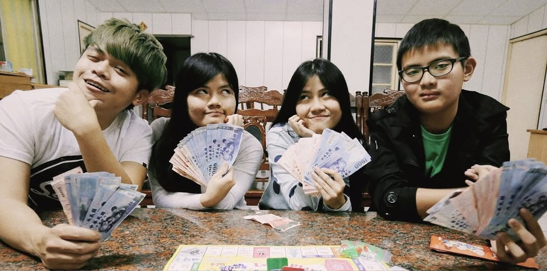 蔡阿嘎高齡90歲阿嬤「嘎嬤」日前離世，「蔡家老么」堂弟今在社群媒體透露家族內幕。（翻攝自IG）