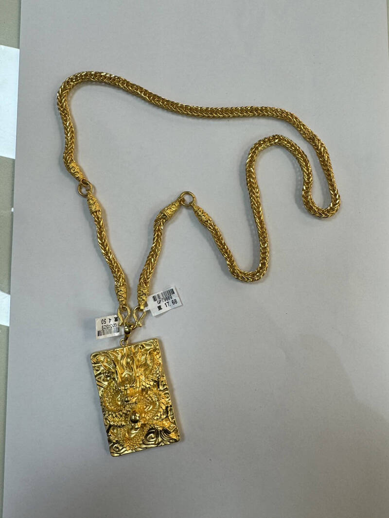 林姓男子在銀樓搶奪一條市價19萬的厚重金項鍊，但旋即落網。（警方提供）