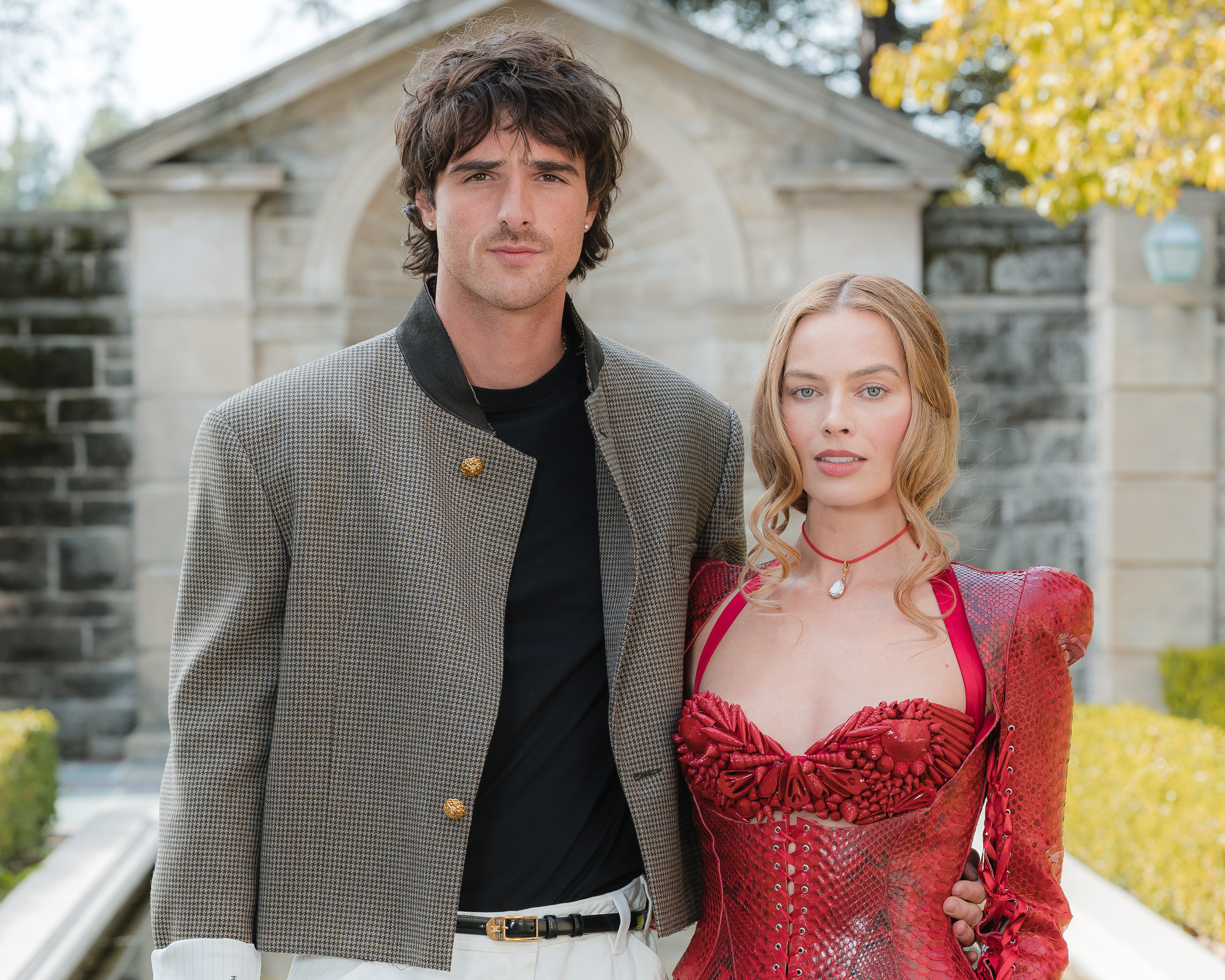 瑪格羅比（右）與雅各艾洛迪（左）搭檔詮釋古典文學改編的《咆哮山莊》。（華納兄弟提供）