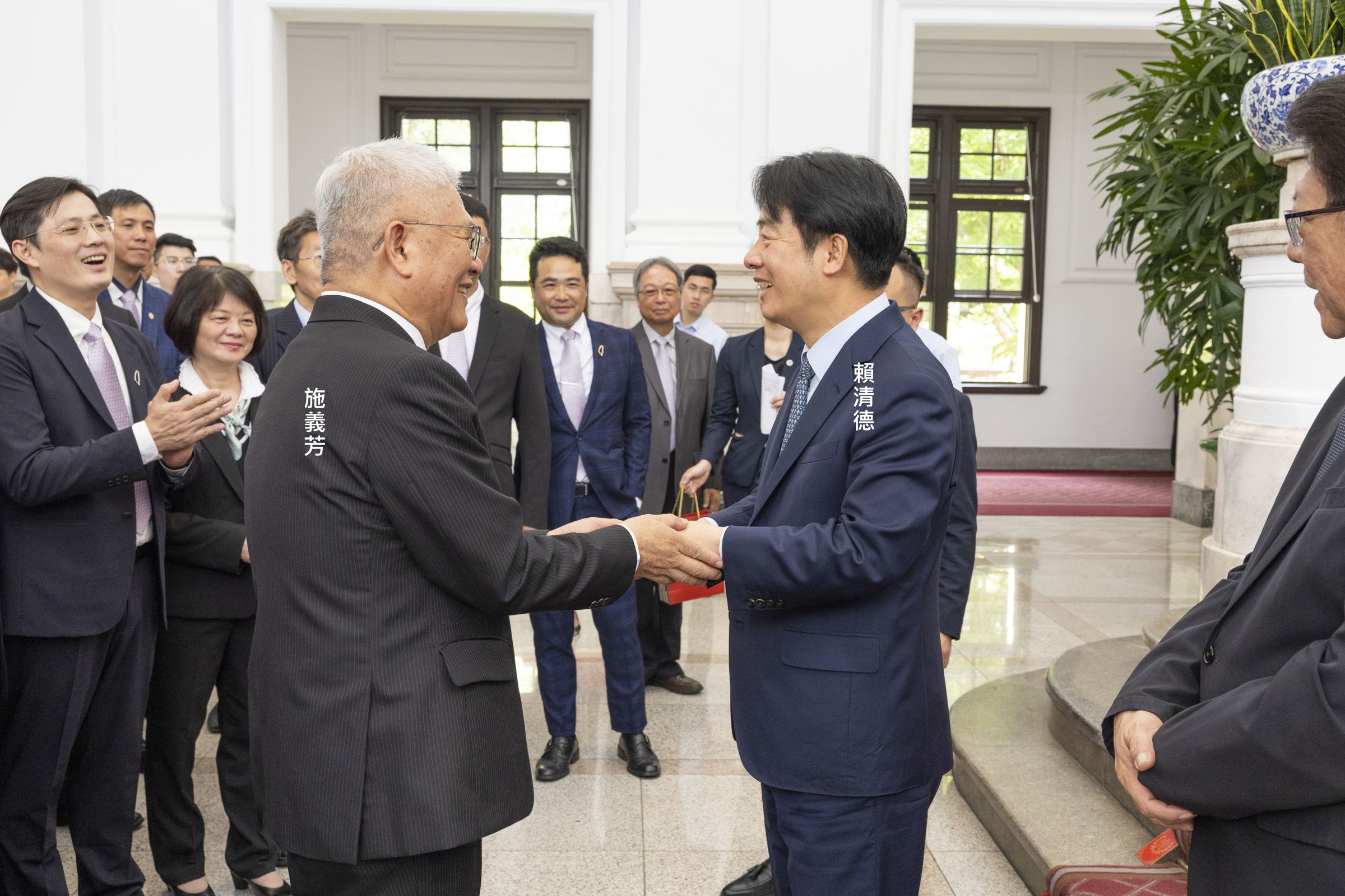 施義芳（左）很早就加入民進黨，曾多次為民進黨參選人助選，也是總統賴清德（右）競選時「信賴台灣工程界」總會長。（總統府提供）