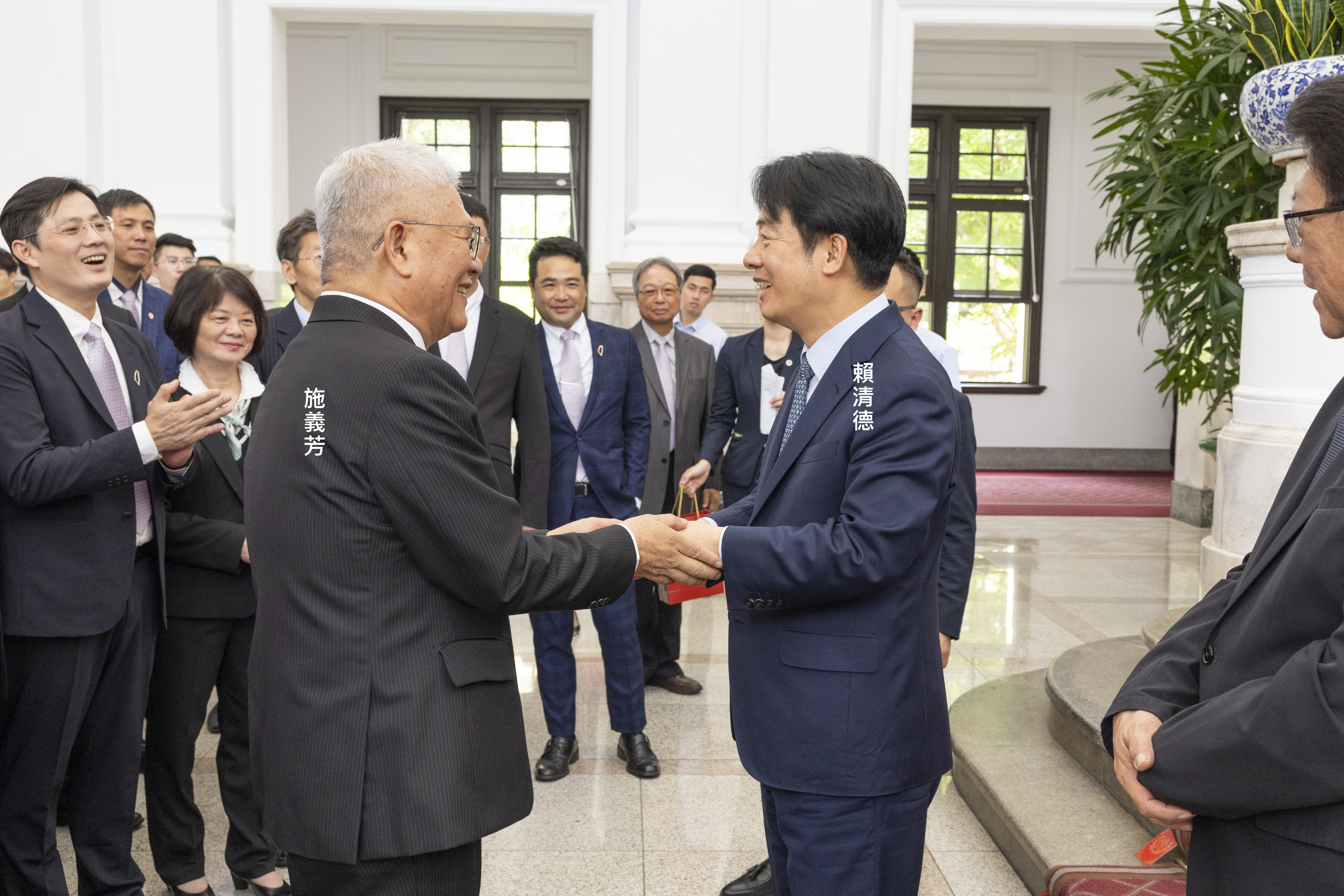 施義芳（左）很早就加入民進黨，曾多次為民進黨參選人助選，也是總統賴清德（右）競選時「信賴台灣工程界」總會長。（總統府提供）