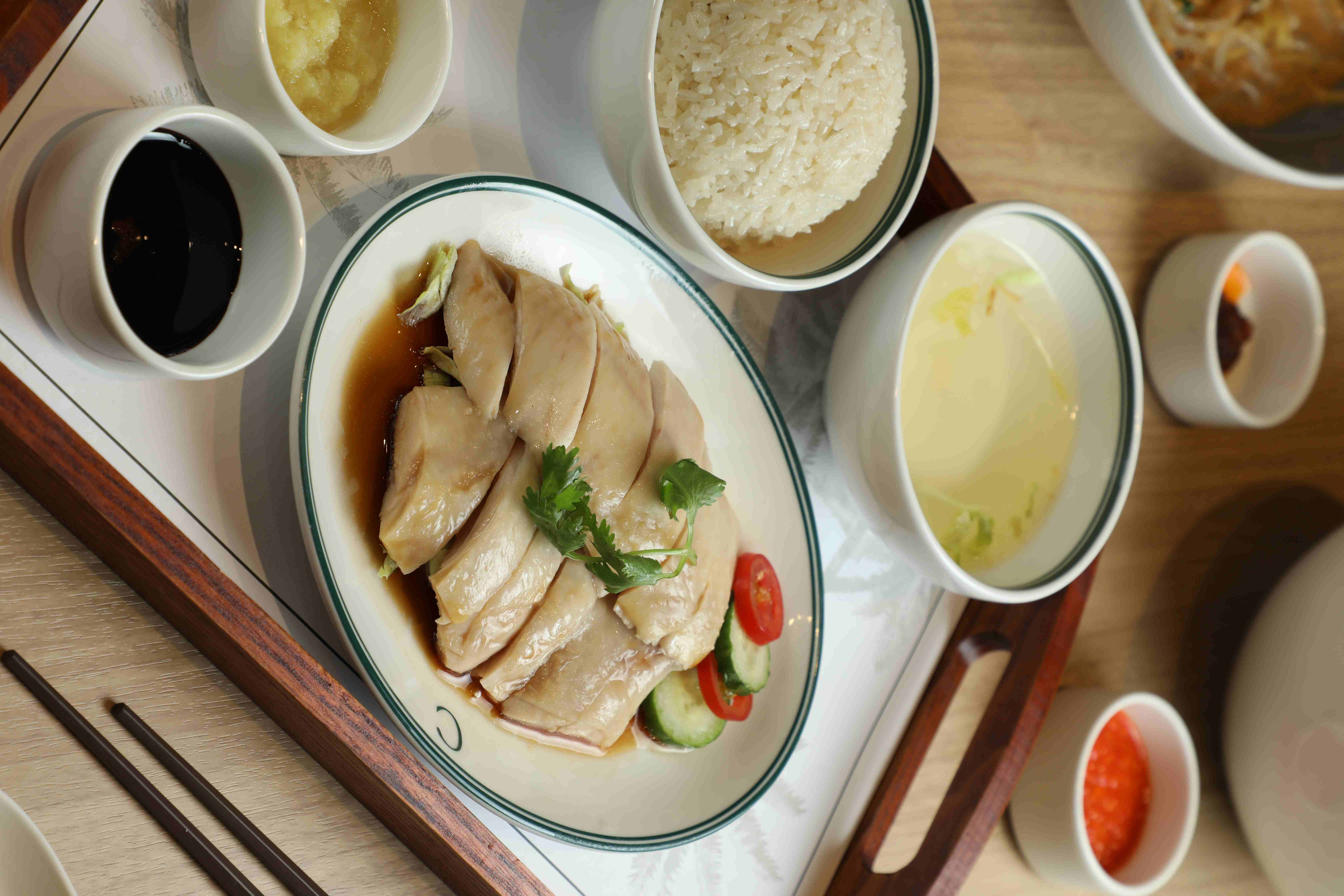 「新加坡文華雞飯」的雞肉紮實甜美，雞湯煮的香米飯鬆軟，自製辣椒醬與薑蓉，附贈清雞湯也是每天現熬，非常講究。（420元／份）