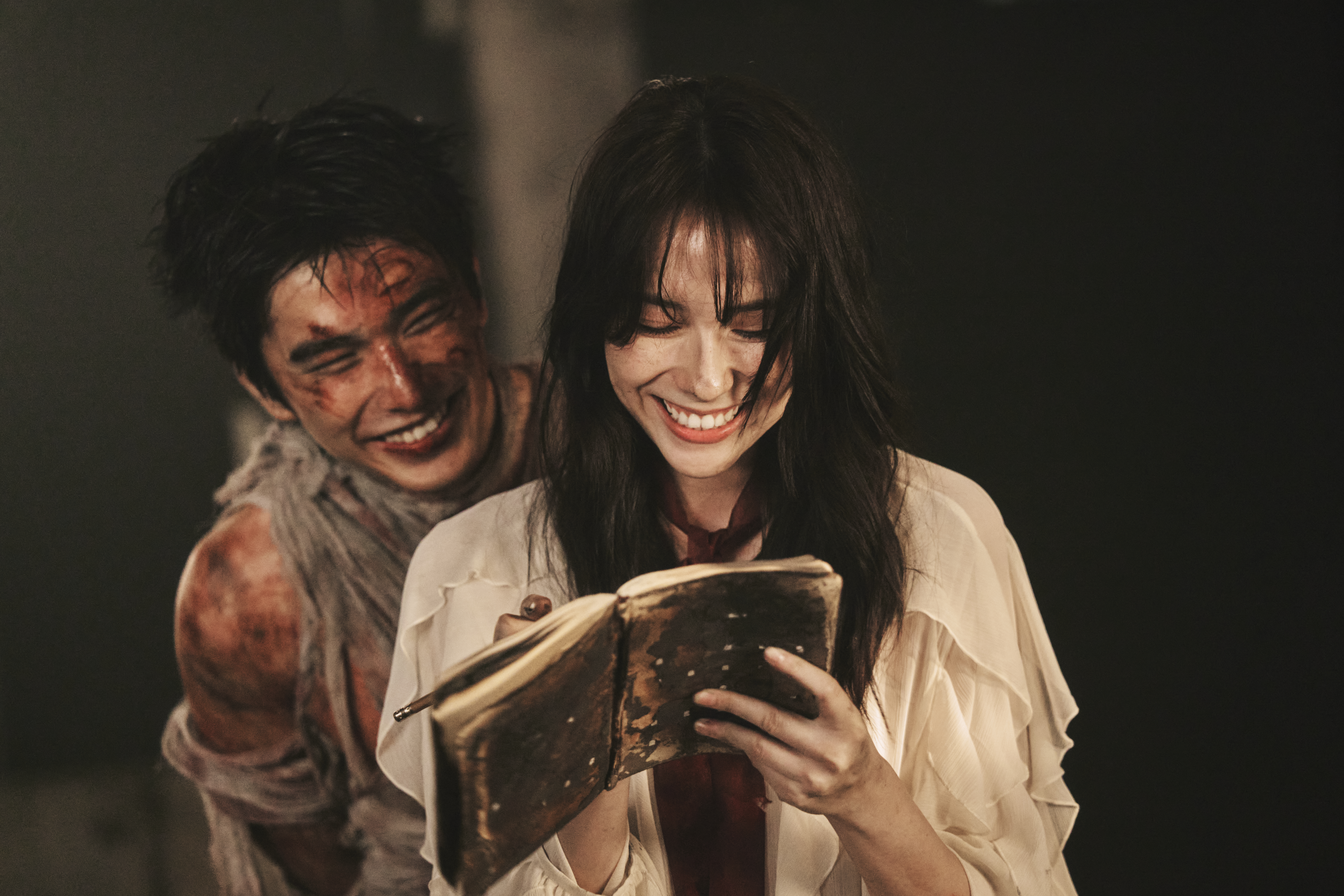 椅子樂團推出單曲〈倖存者〉，MV邀曾敬驊（左）、林奕嵐（右）同台飆戲。（明天的歌有限公司提供）