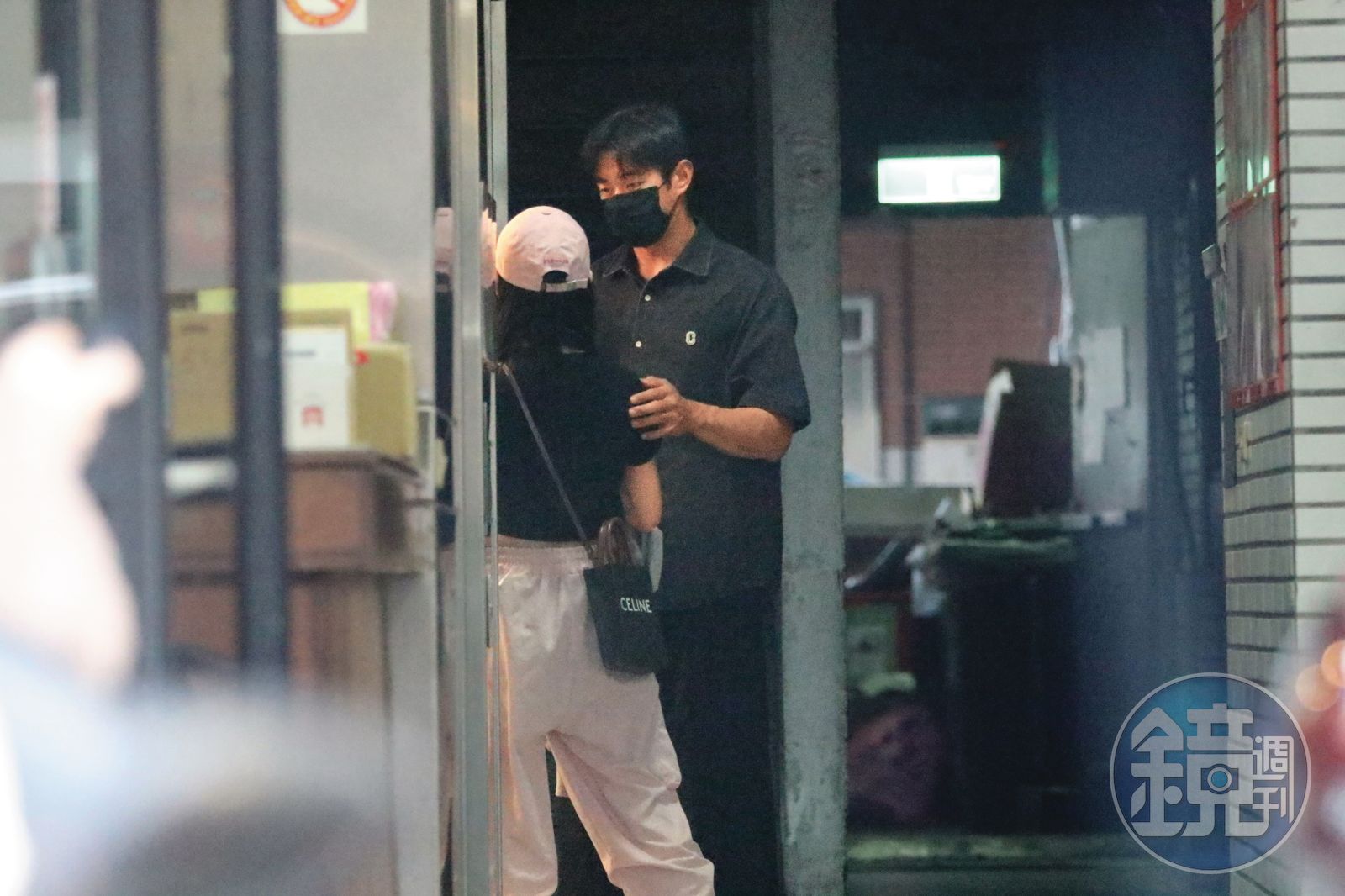 昆娜（左）不否認與味全龍球員張祐嘉（右）曾有一段情緣，私下往來頻繁，肢體互動多