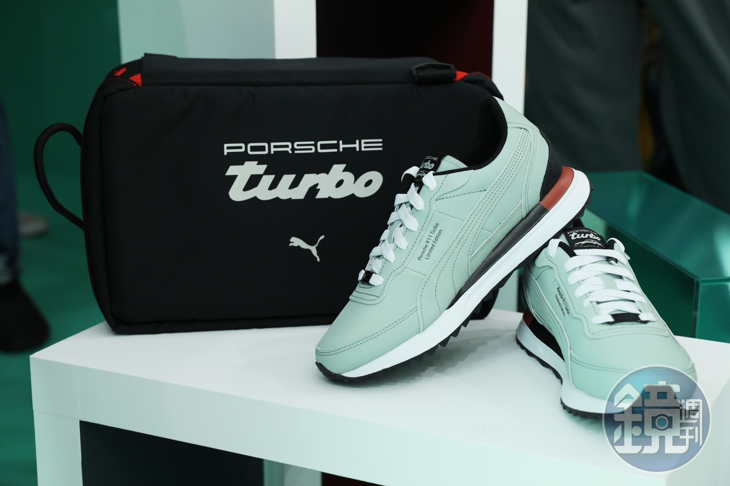50Y 911 Turbo Limited Sneaker Editions運動鞋,全球限量只有 911雙。