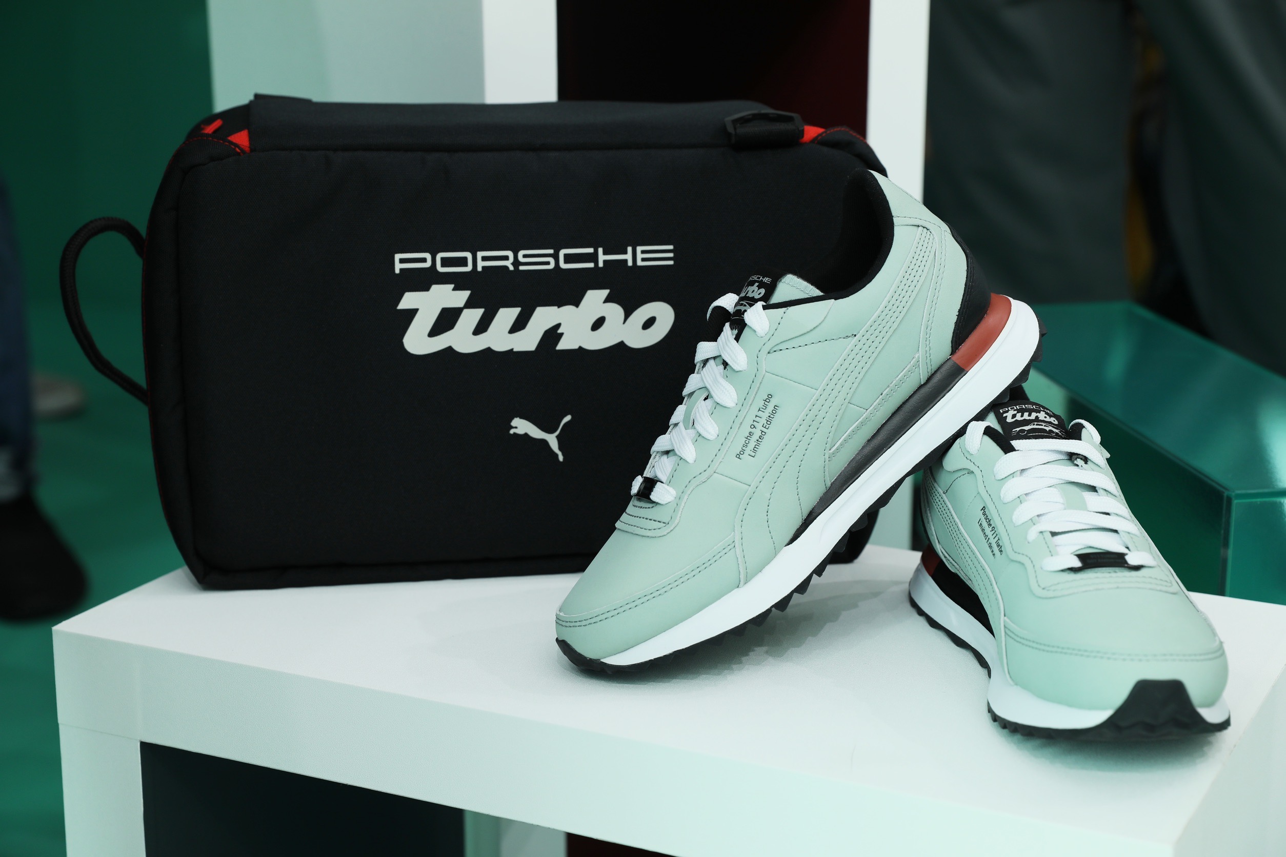 50Y 911 Turbo Limited Sneaker Editions運動鞋，全球限量只有 911雙。
