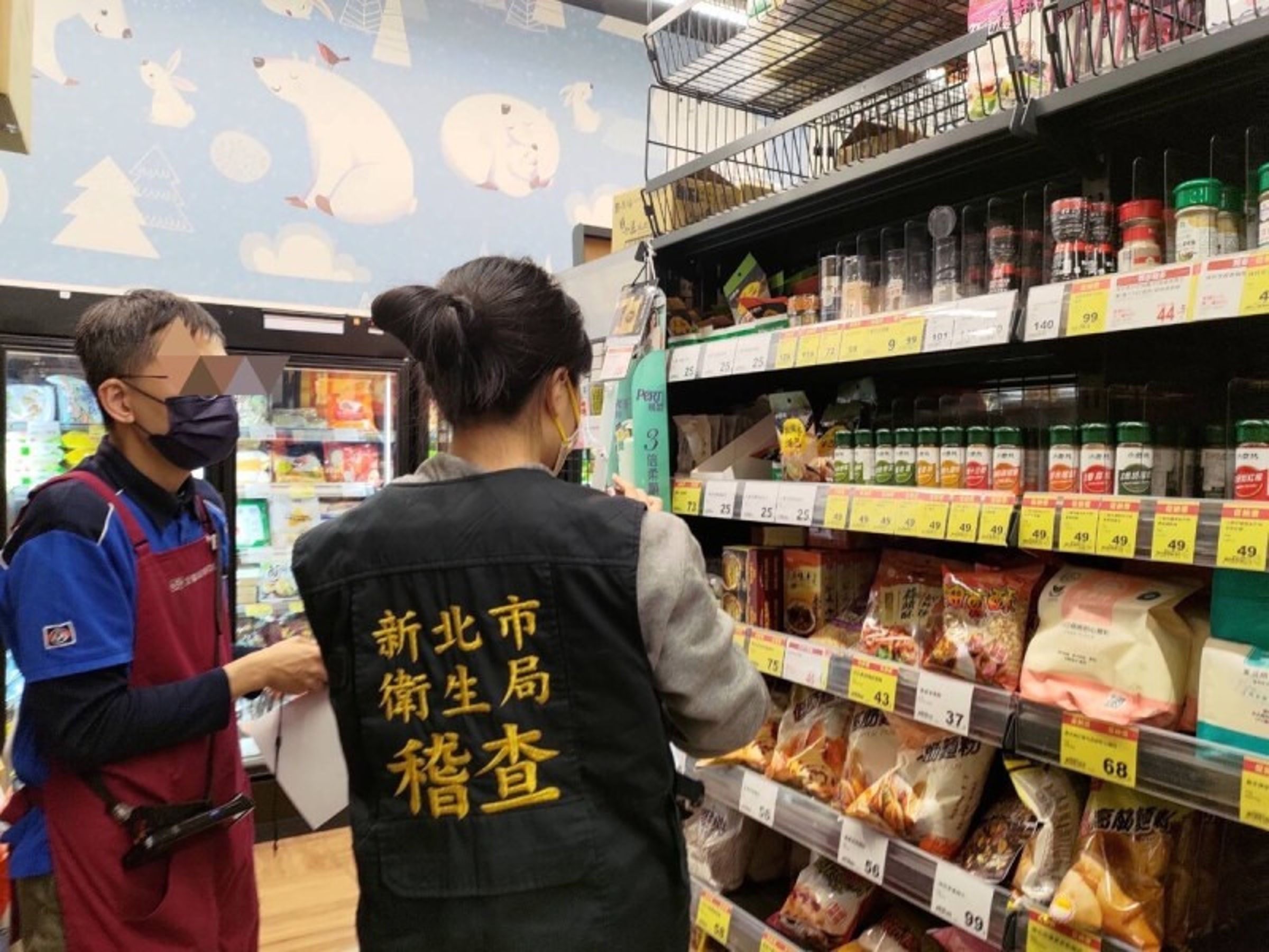新北市衛生局日前又在濟生公司生產的「飛馬牌特調咖哩粉」檢出禁用色素蘇丹紅1號;新北市衛生局前往超市調查示意圖。(新北衛生局提供)