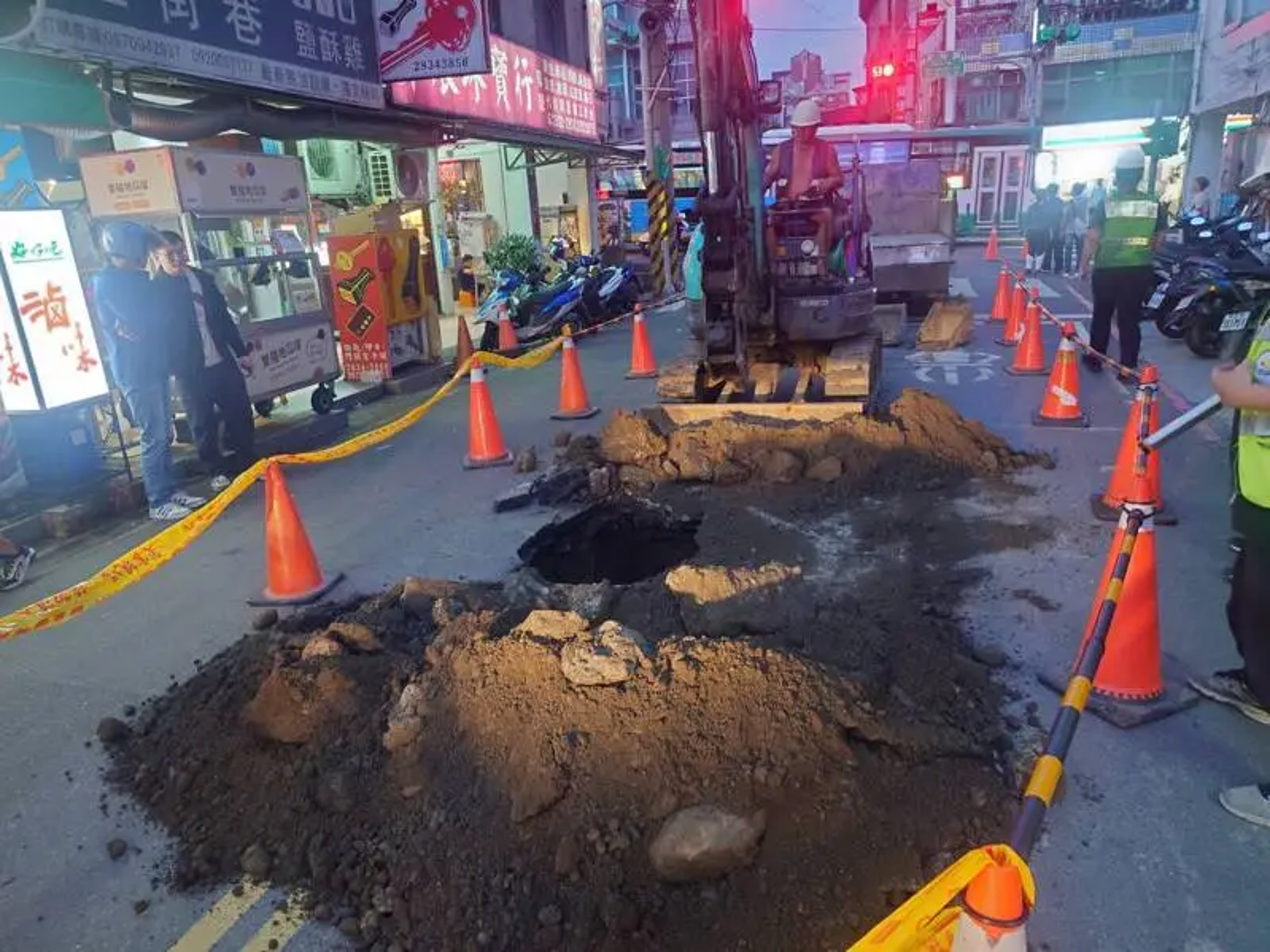 台北市士林區文林路、美崙街交叉口近期驚現巨大坑洞。(北市府提供)