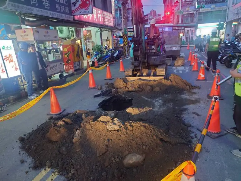 台北市士林區文林路、美崙街交叉口近期驚現巨大坑洞。（北市府提供）