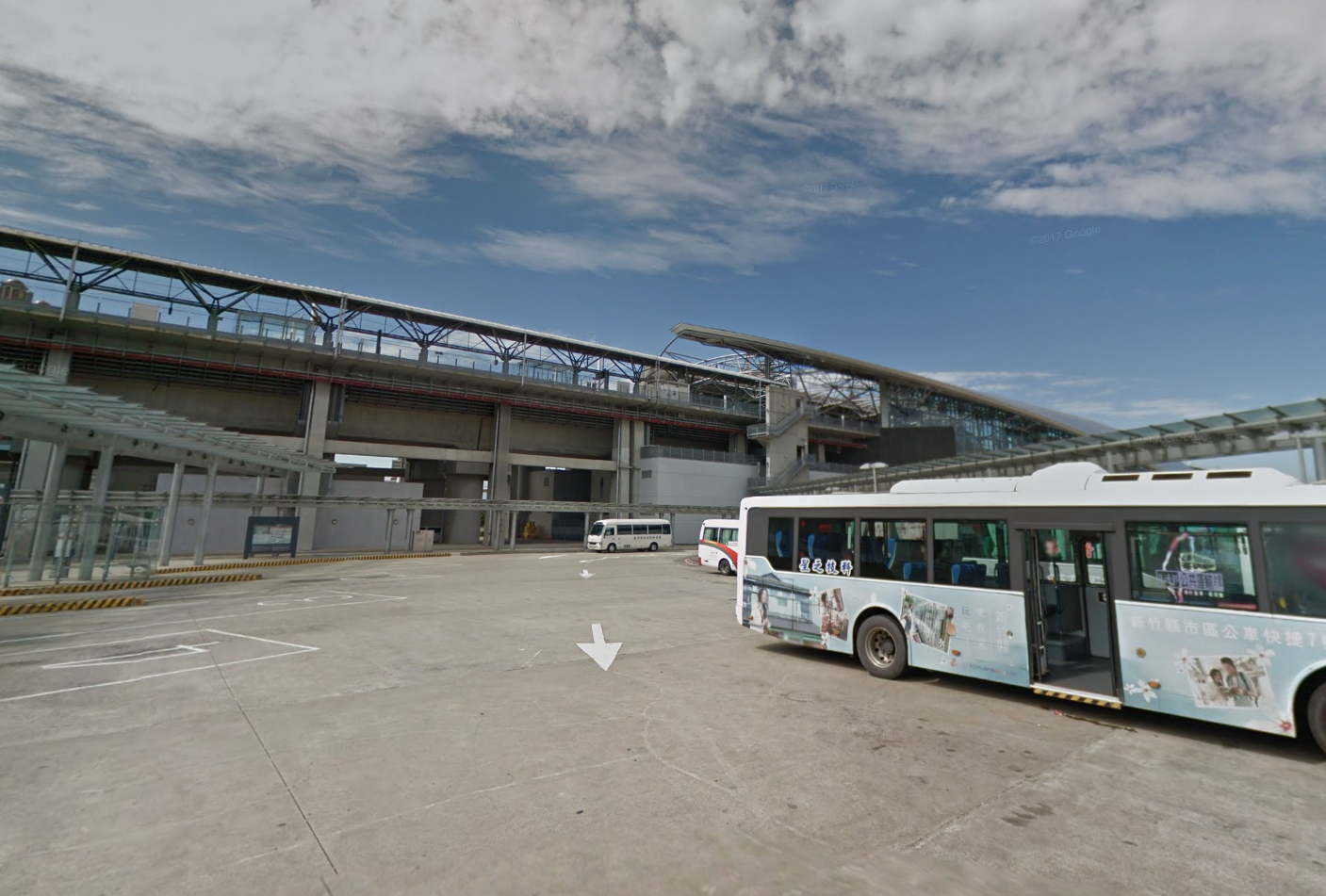 新竹高鐵站周邊近日頻傳騎士安全帽遭尿襲。(翻攝Google Maps)