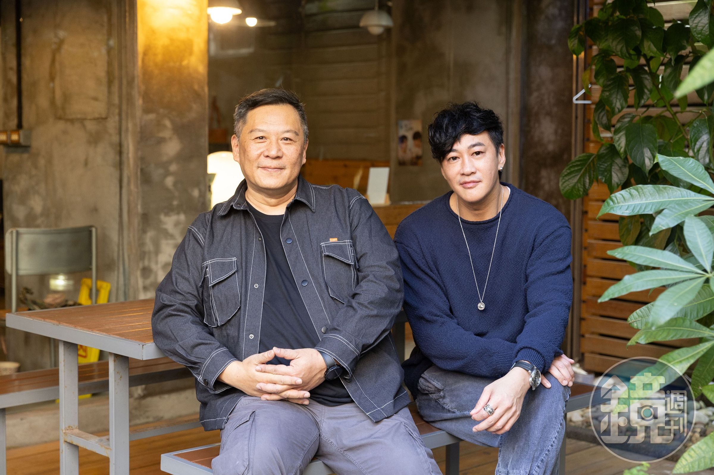編導何潤東（右）與製作人揭陽（左）攜手改編《不如海邊吹吹風》，希望藉劇情傳遞溫情帶來療癒。