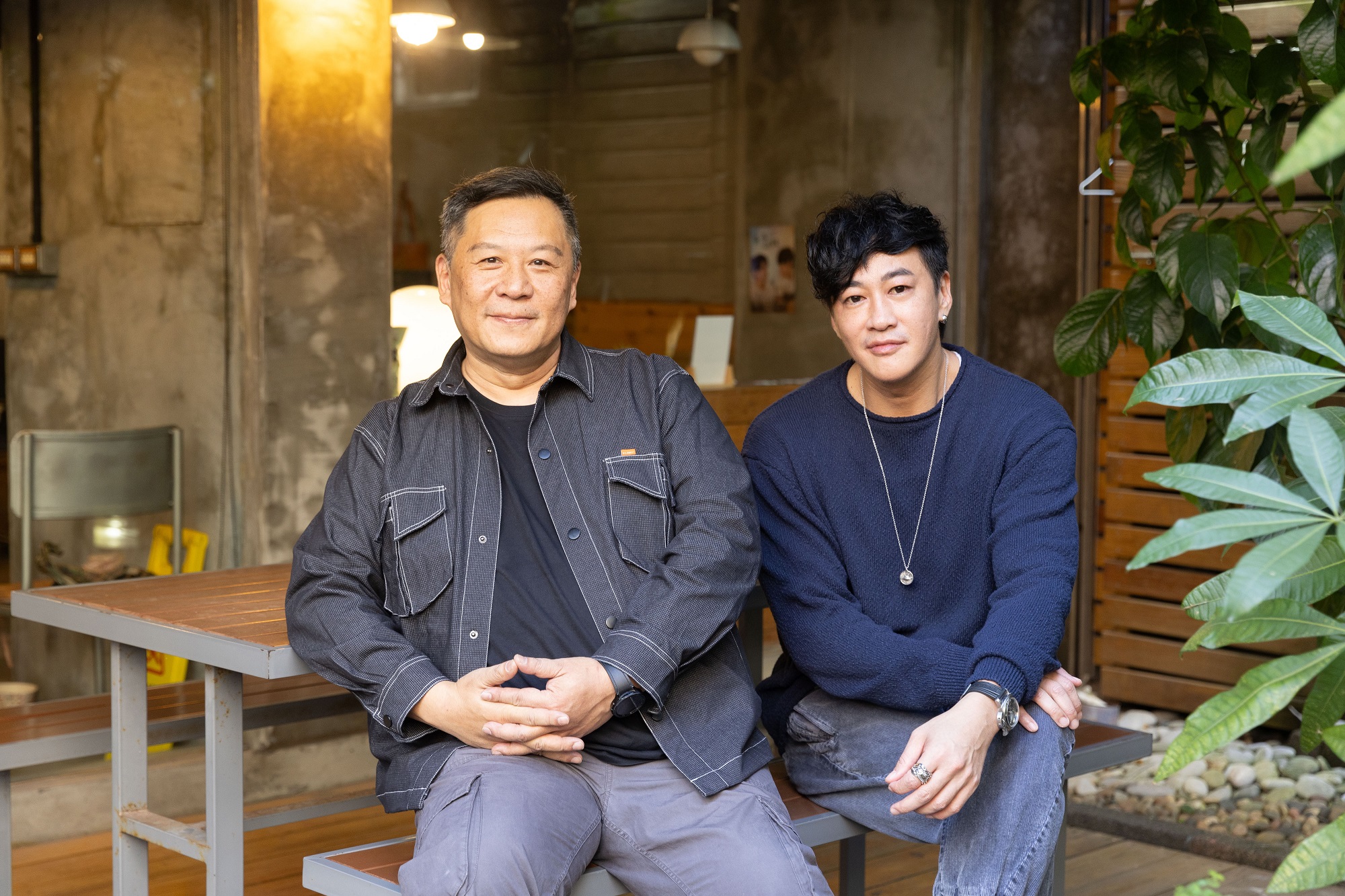 編導何潤東(右)與製作人揭陽(左)攜手改編《不如海邊吹吹風》,希望藉劇情傳遞溫情帶來療癒。