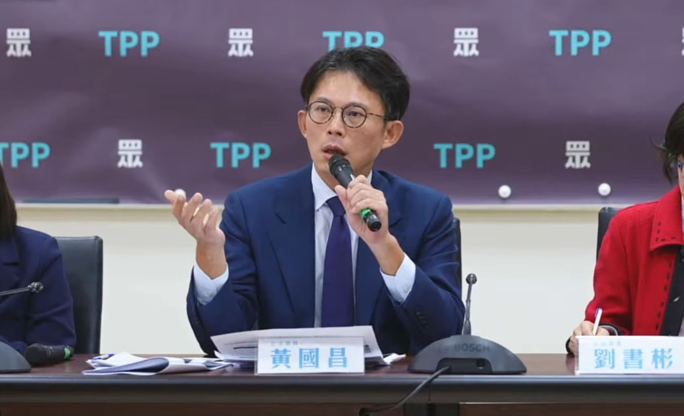 民眾黨主席黃國昌昨召開記者會，公布自提版軍購特別條例，內容卻引發諸多爭議。（翻攝自民眾黨直播）