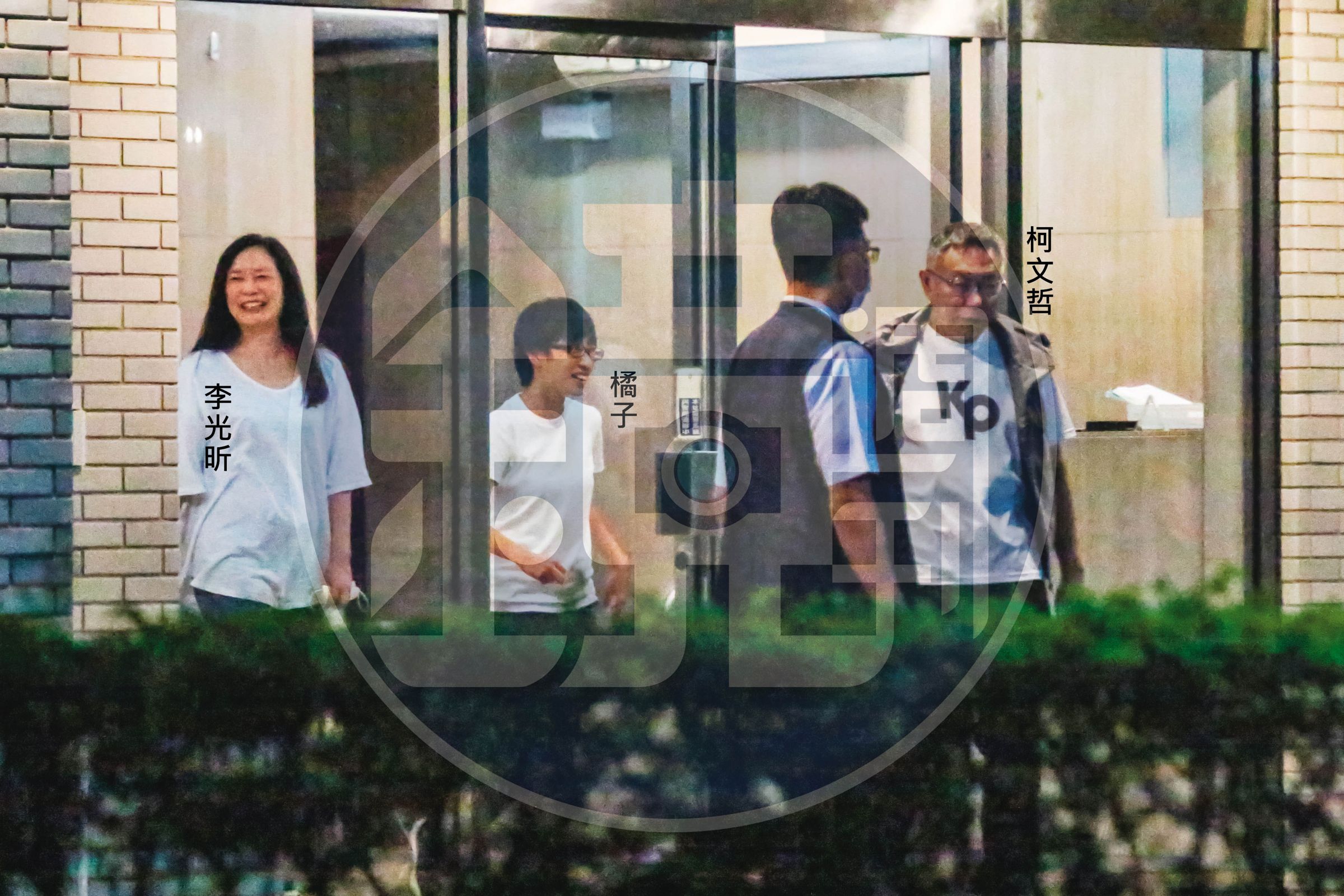 本刊直擊,柯文哲及橘子在2年前曾密會張晉源,由李光昕送下樓,不久後,張晉源即辭去《民報》董事長。