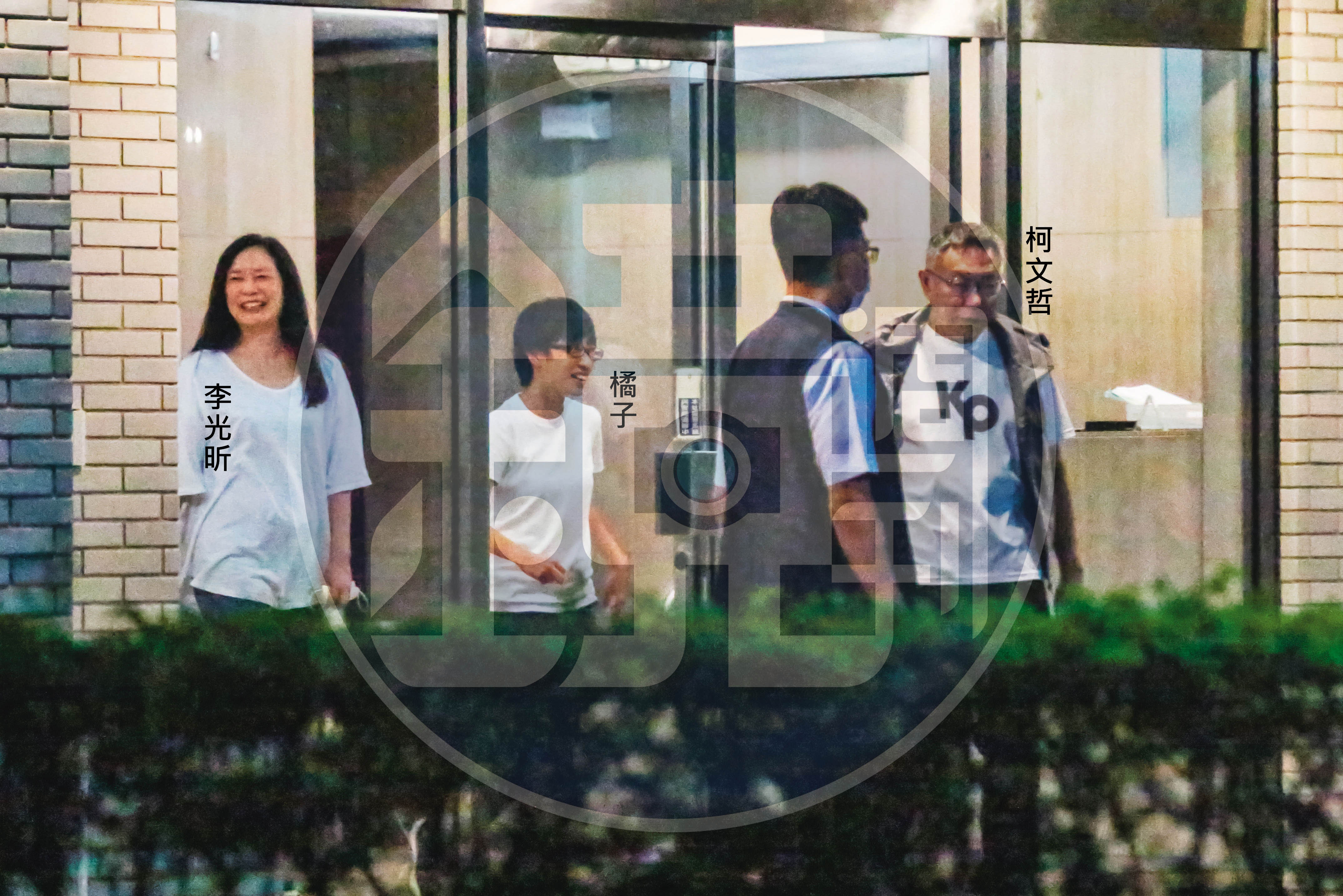 2年前柯文哲及橘子密會張晉源，掌管凱思國際金流與人事的核心人物李光昕（左）送他們下樓。