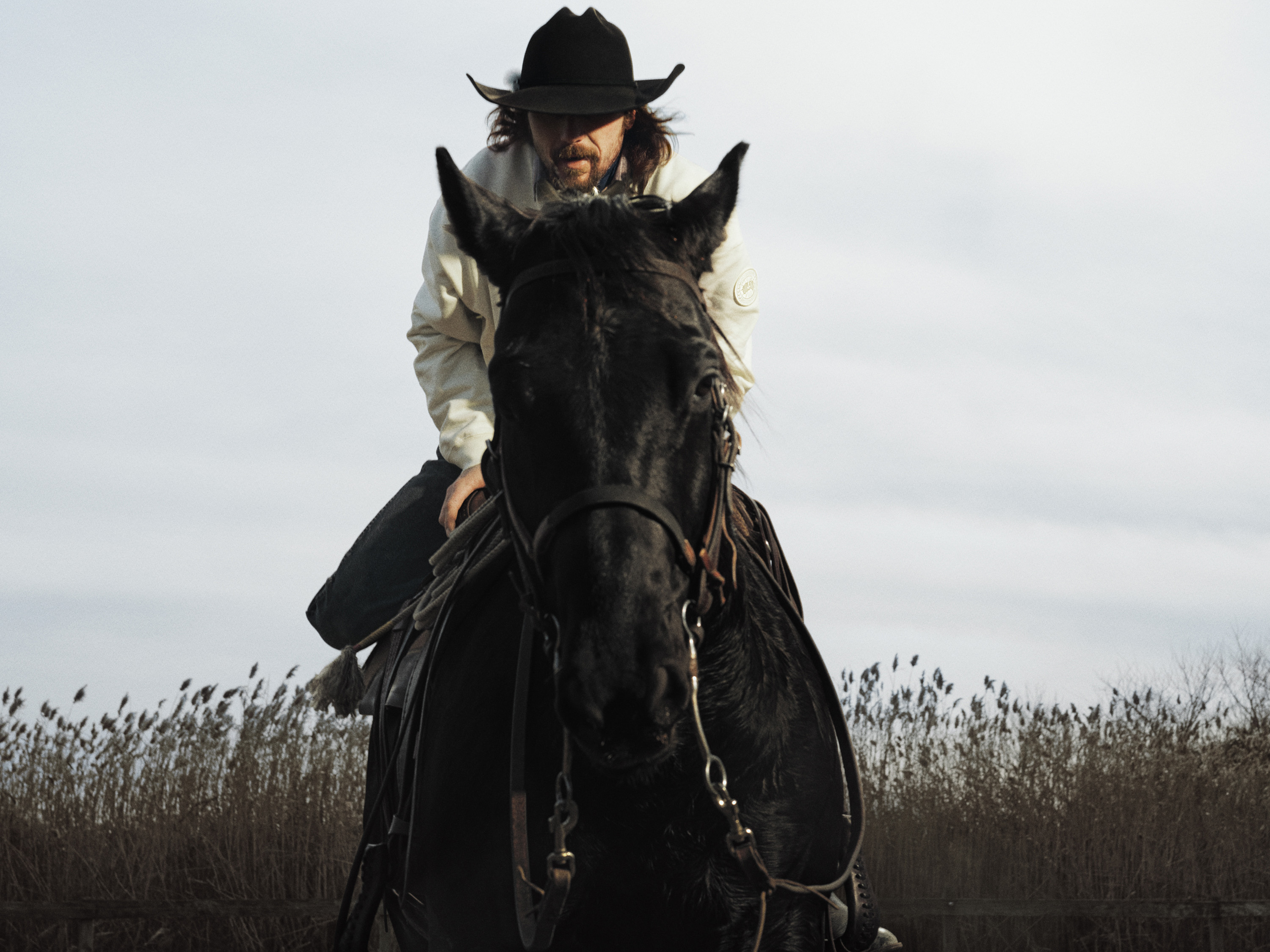 當代藝術家Matt McCormick為CANADA GOOSE設計的馬年膠囊系列靈感來自野馬神祕而奔行的存在感。（CANADA GOOSE提供）