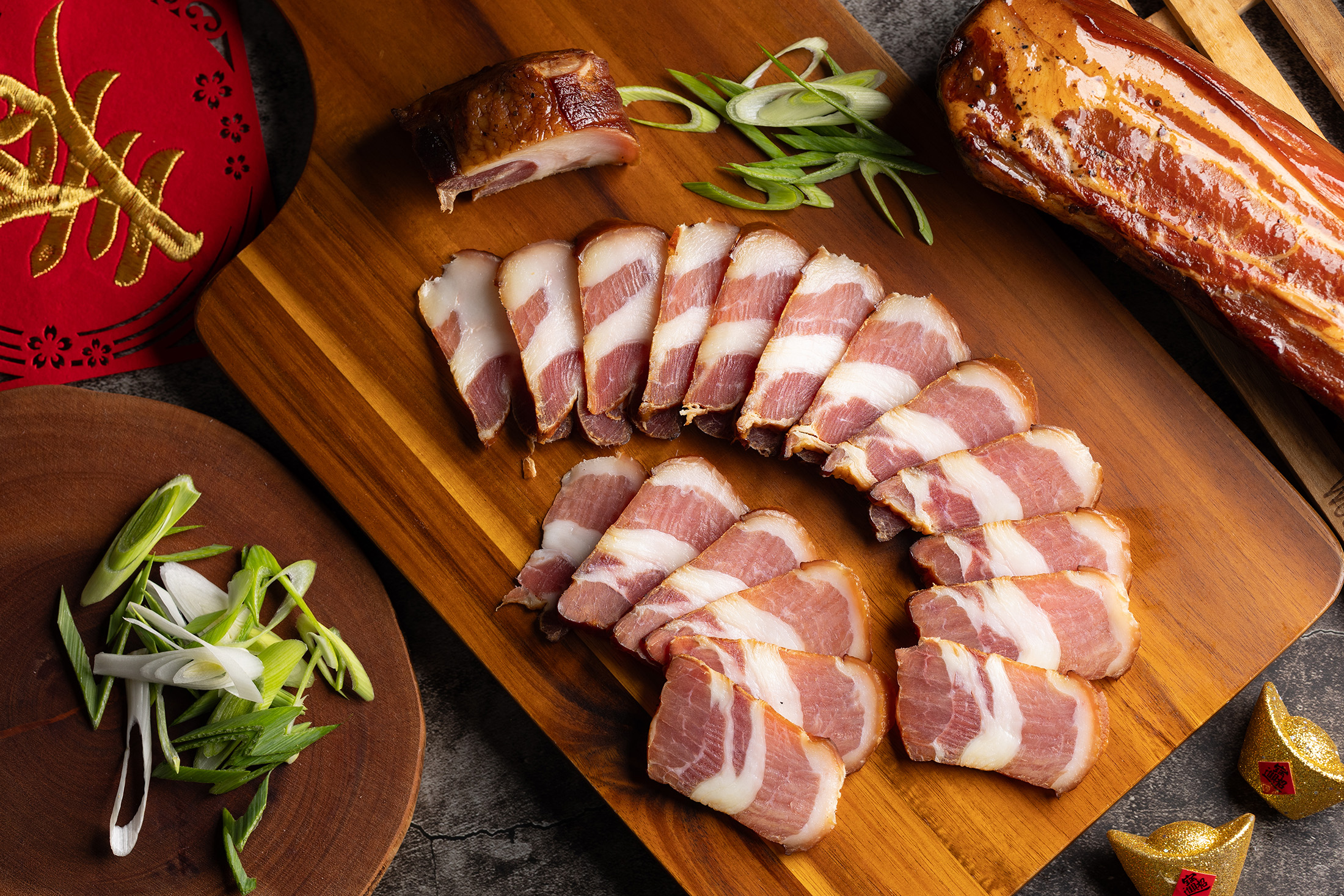 萬家香的臘肉香是台中人過年記憶的起點，每逢歲末，攤位飄散的煙燻與酒脂香氣，成了市場裡最鮮明的年味地標。